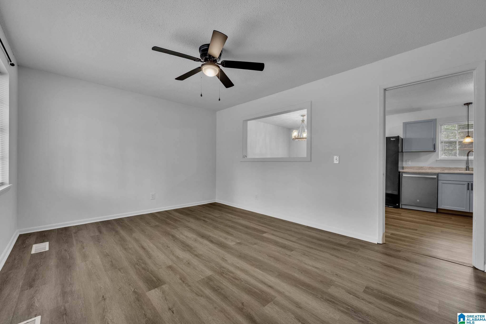 Image 3: Living Room
