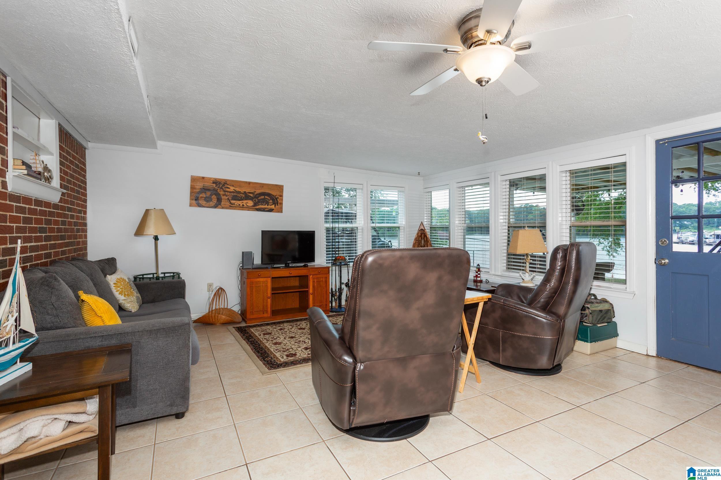 Image 4: Living Room