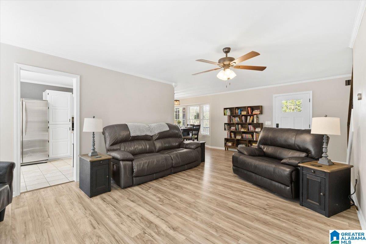 Image 4: Living Room