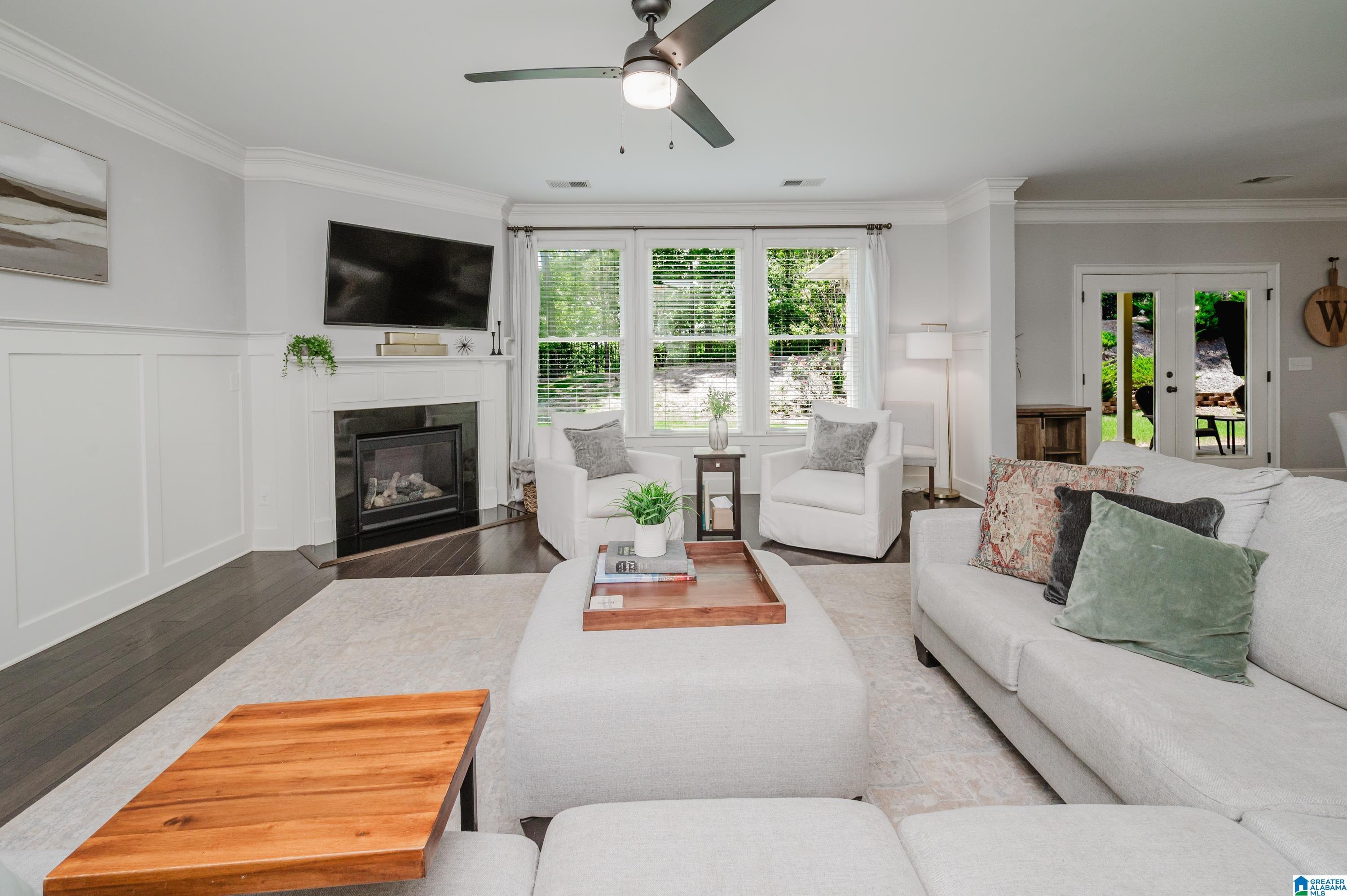 Image 2: Extra large family room bright and light