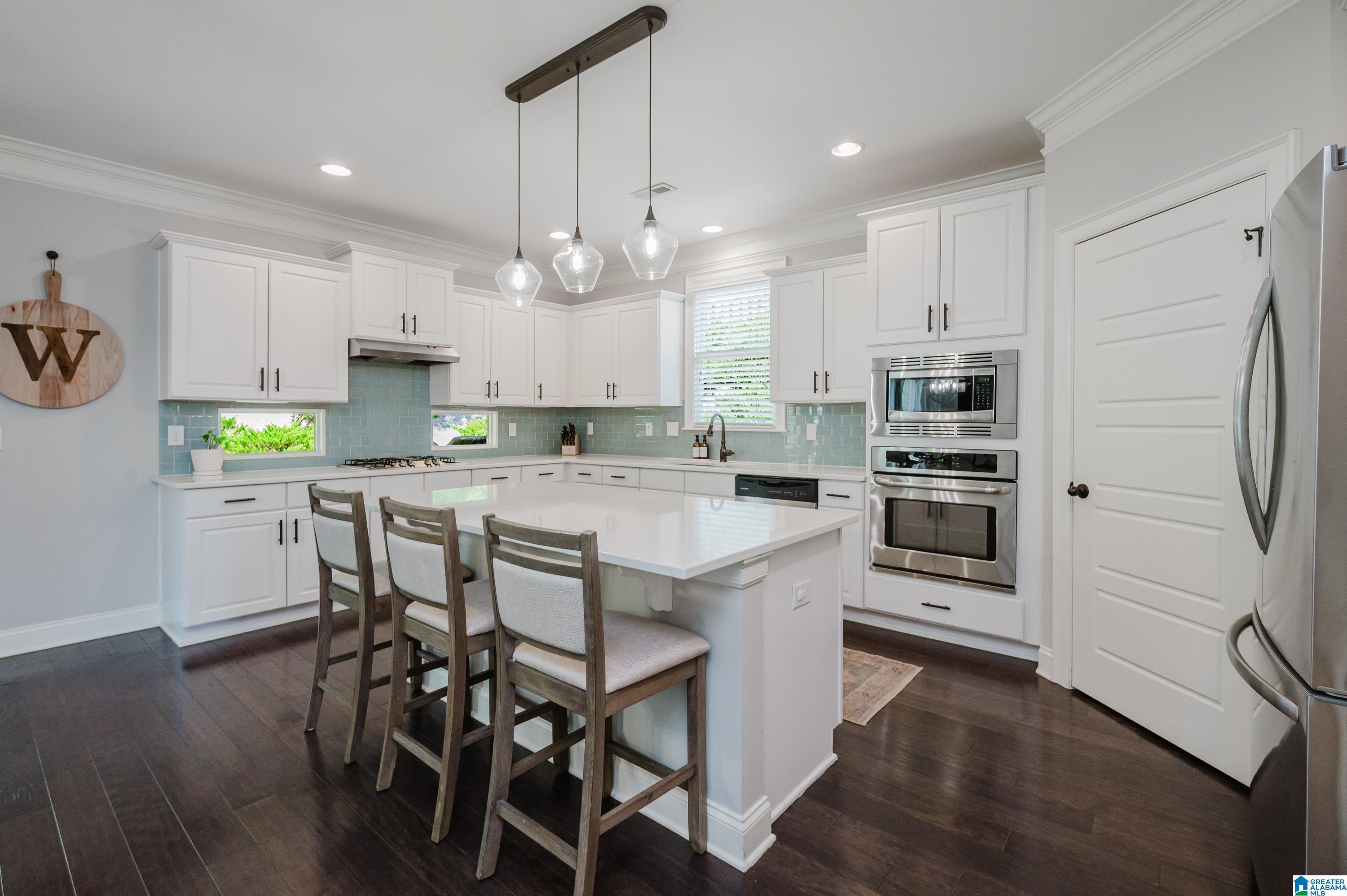 Image 3: Spacious kitchen with work island