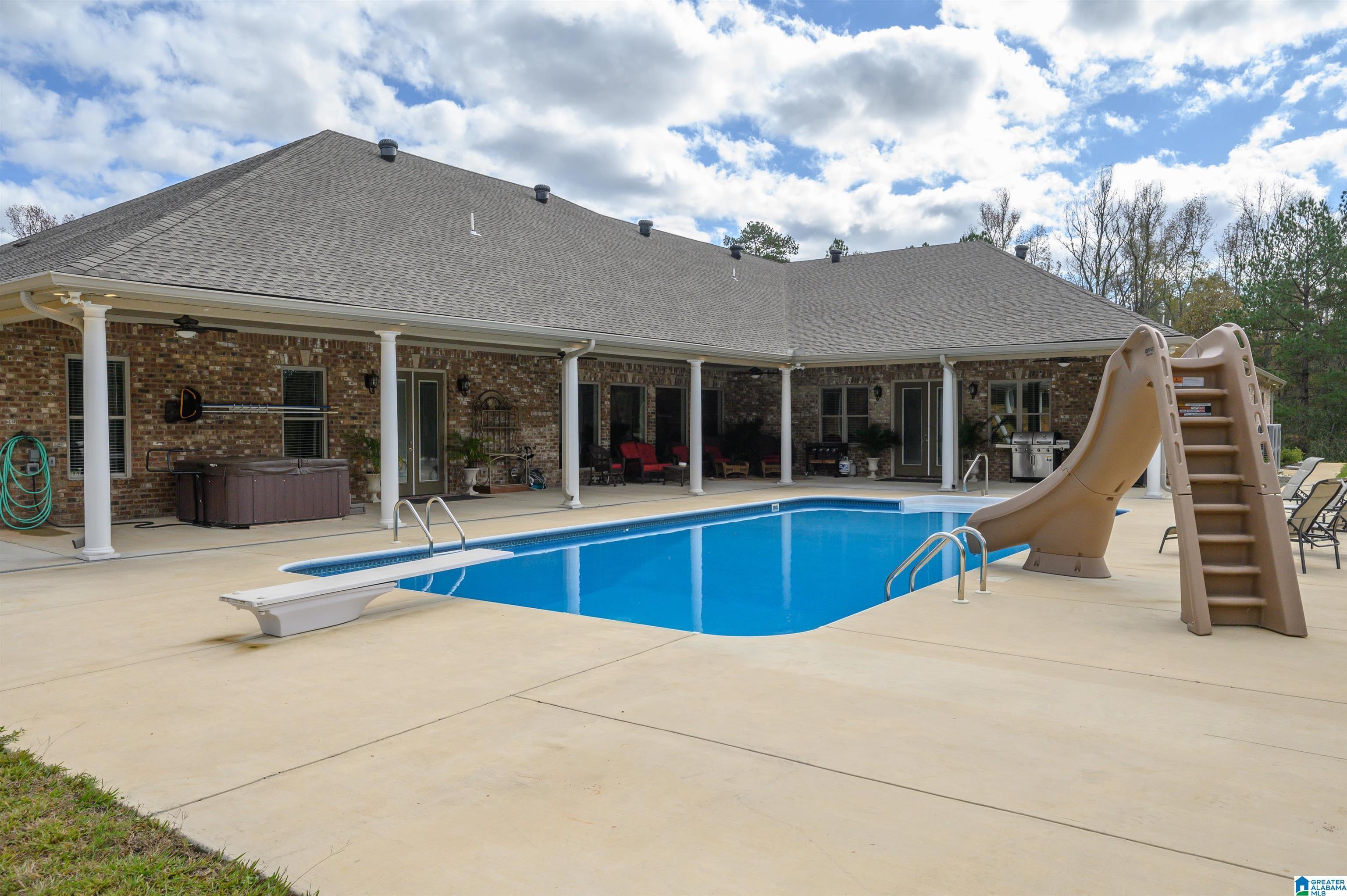 Image 3: Pool