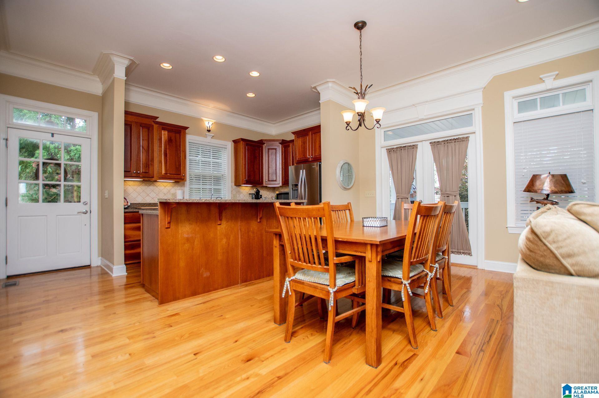 Image 4: ENTRANCE/KITCHEN