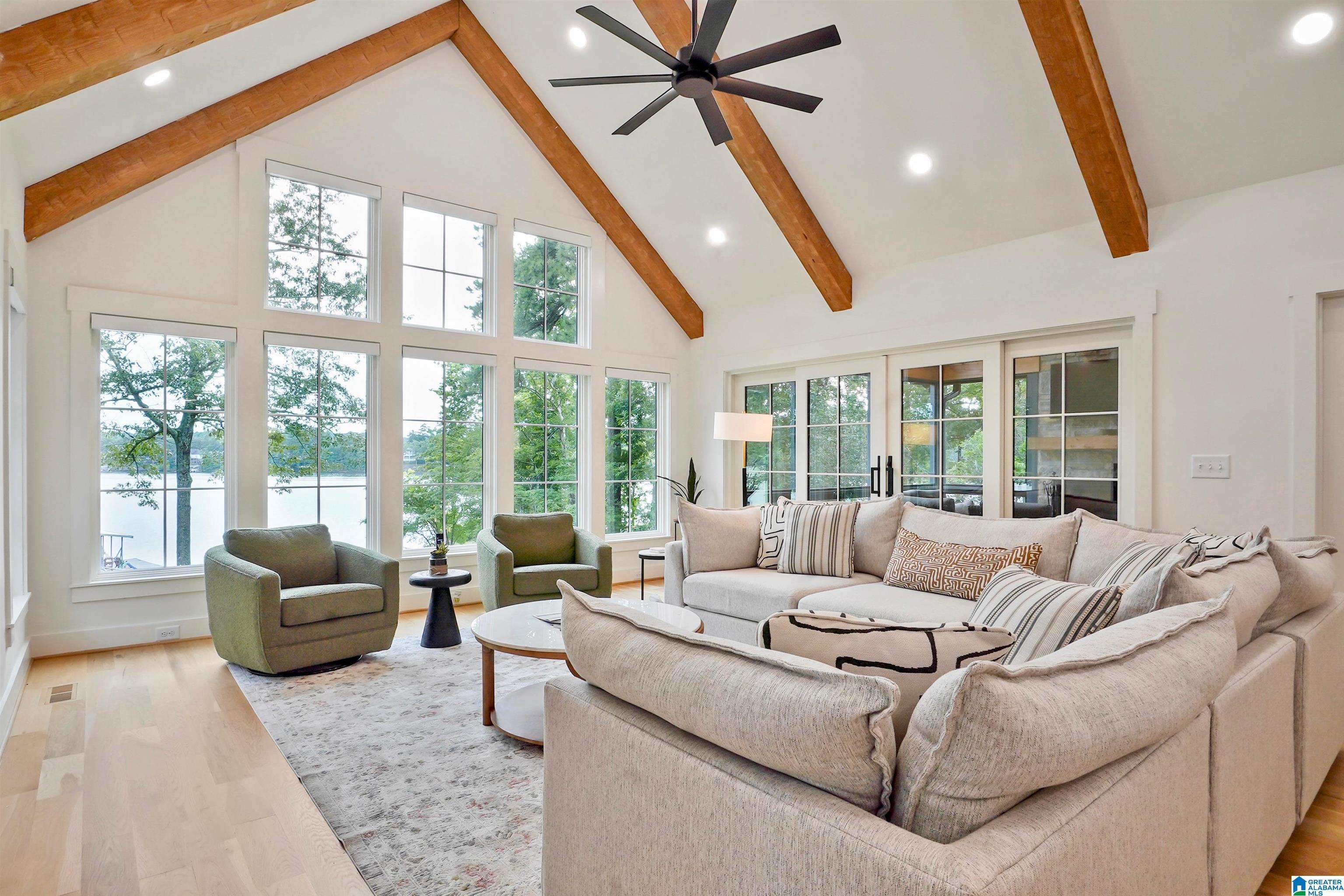 Image 4: Living Room