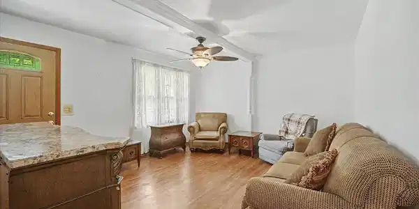 Image 4: Living Room