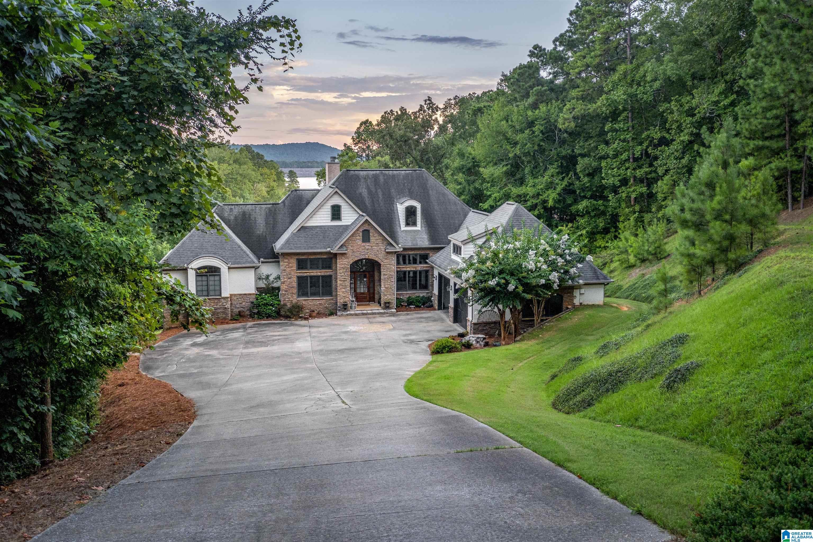 Image 1: Driveway View to the house