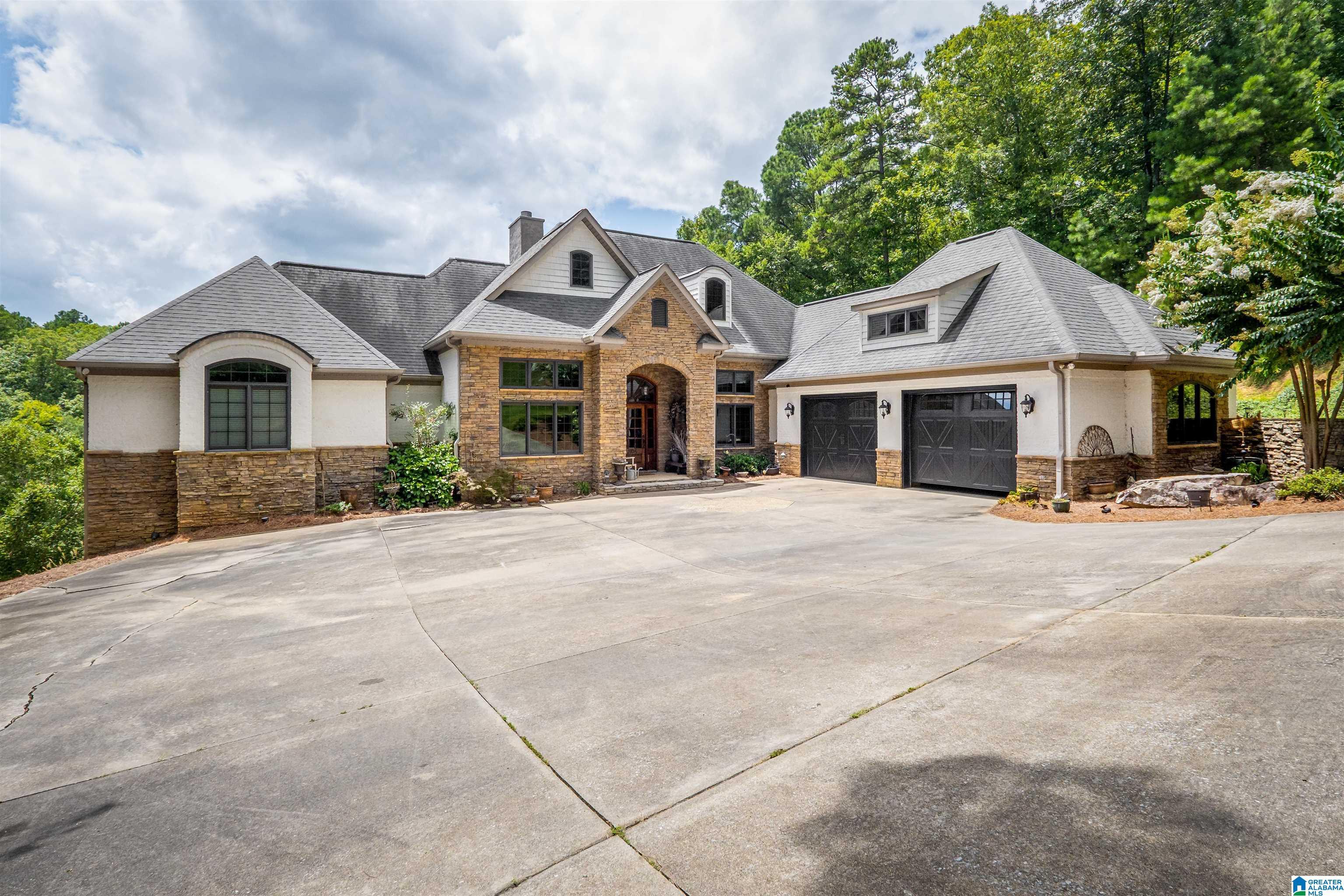 Image 2: Parking space in front of house