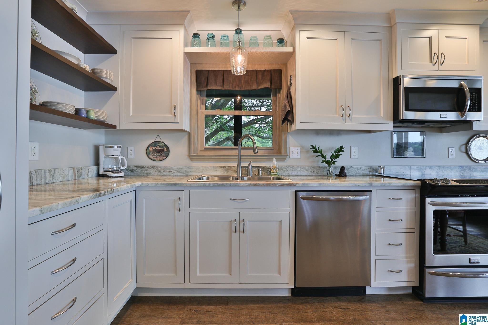 Image 4: Kitchen