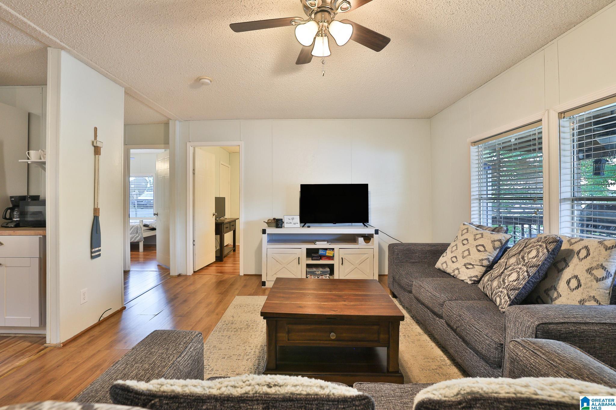 Image 4: Living Room