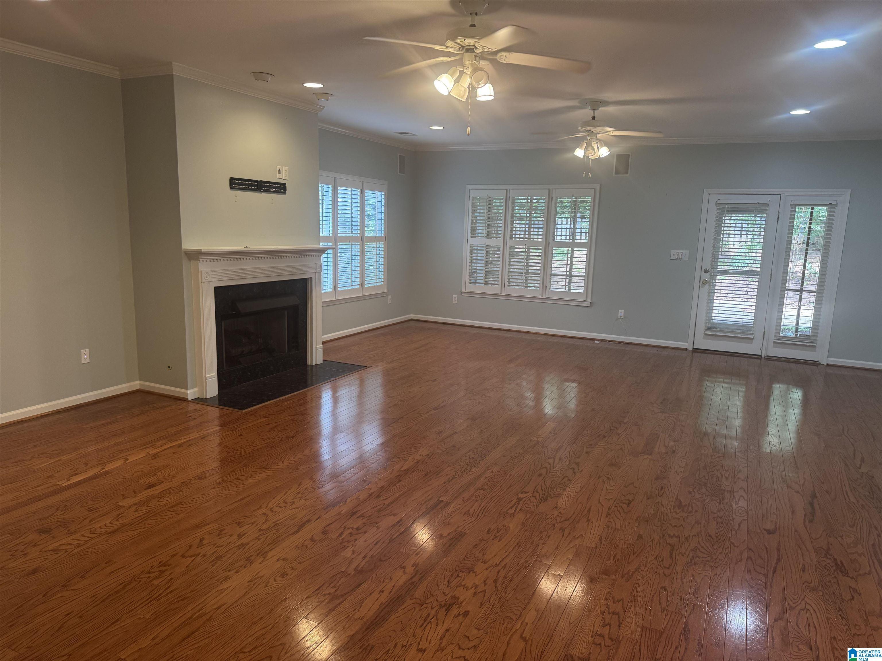 Image 2: Living Room