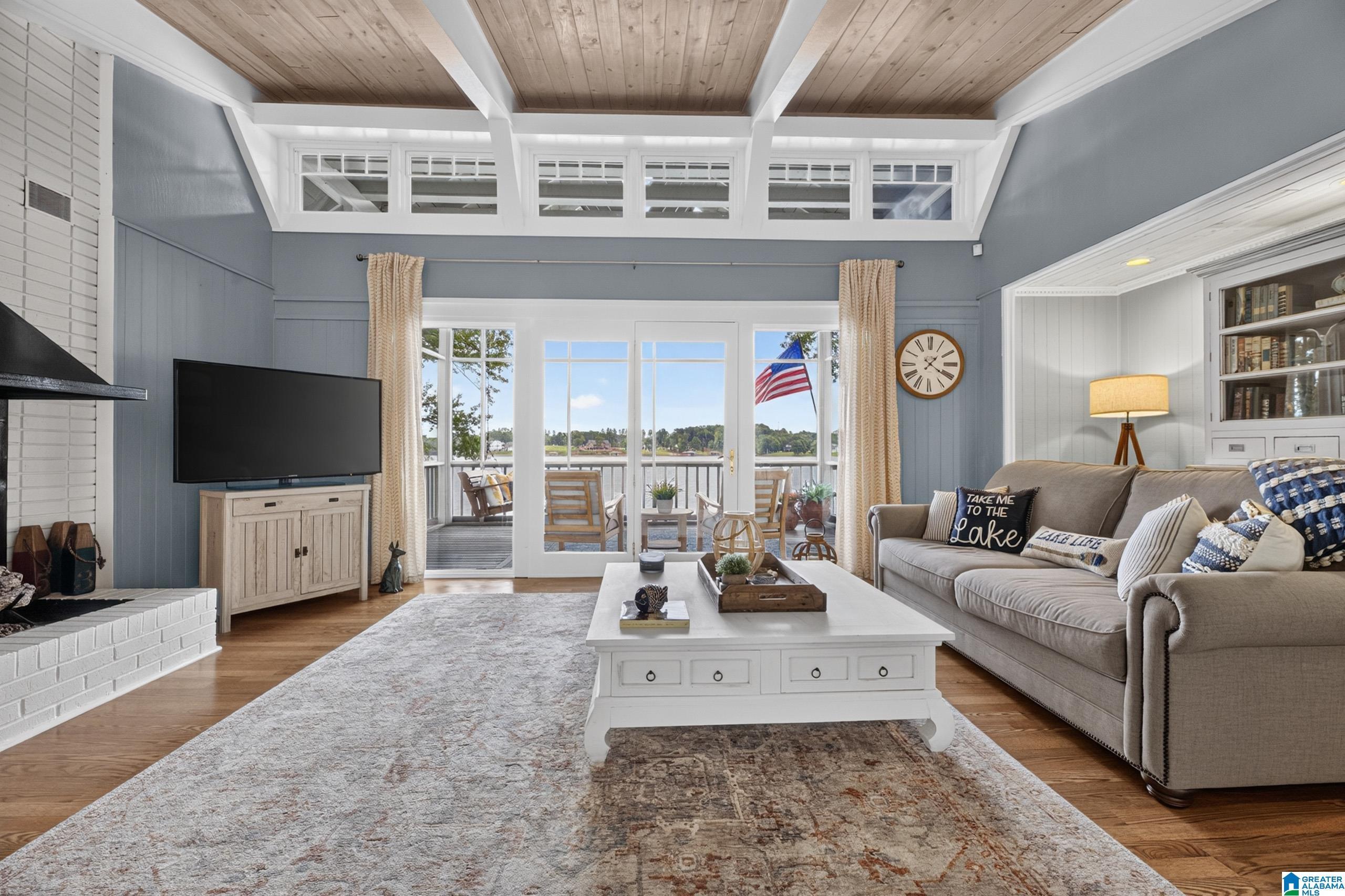 Image 4: Living Room