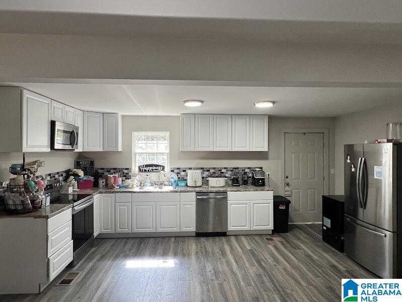 Image 3: Kitchen