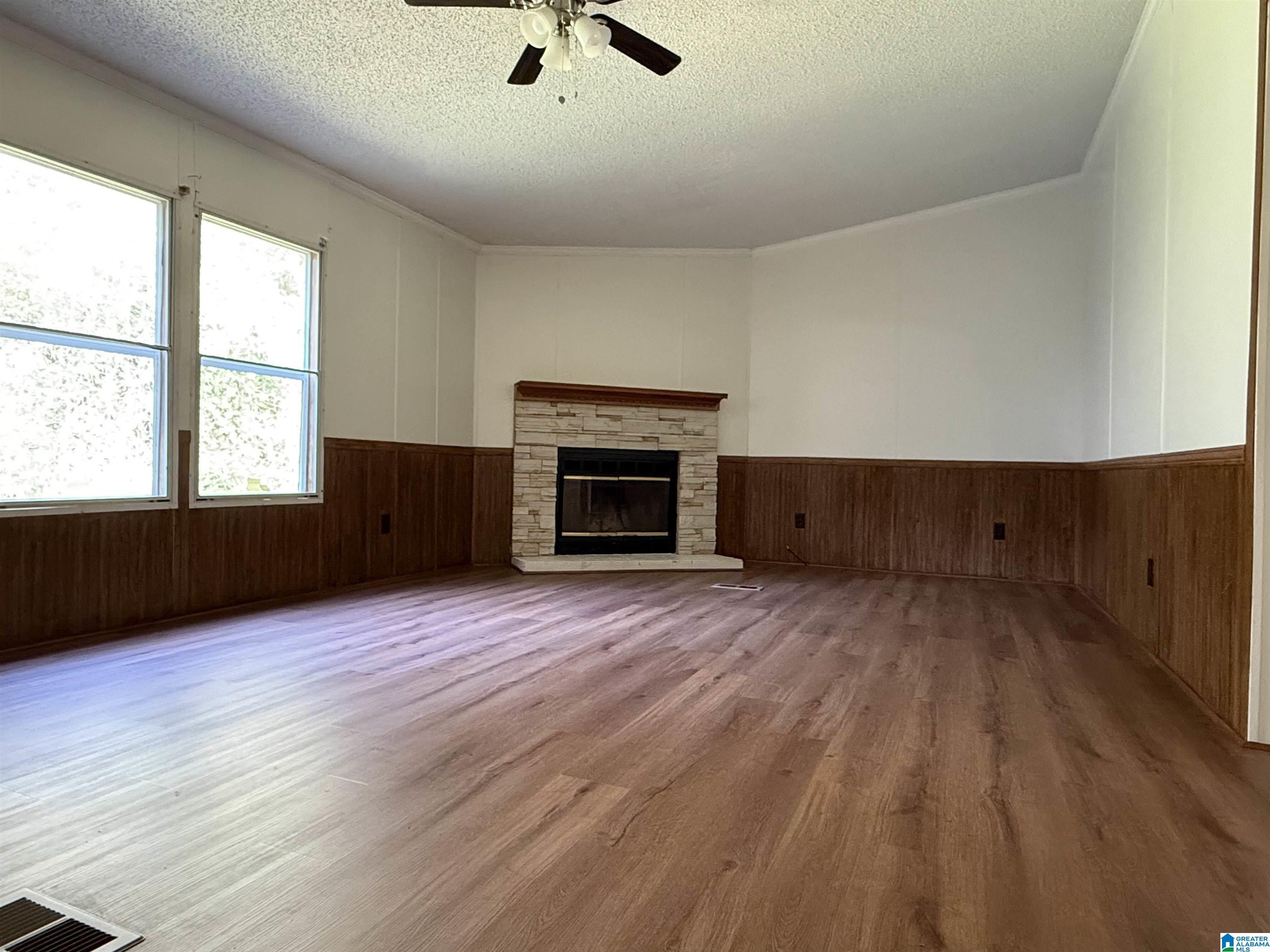 Image 4: Living Room