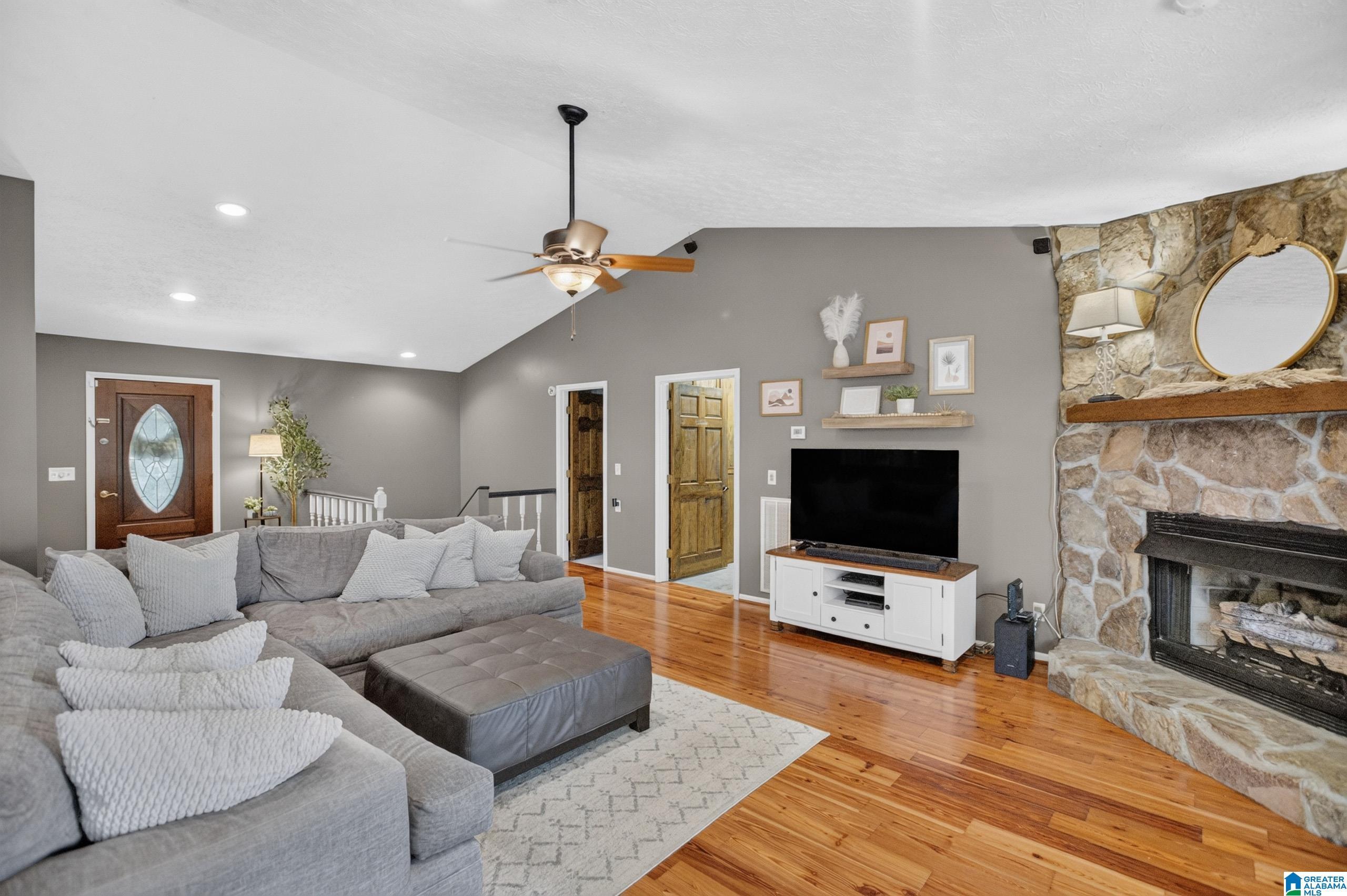 Image 3: Living Room