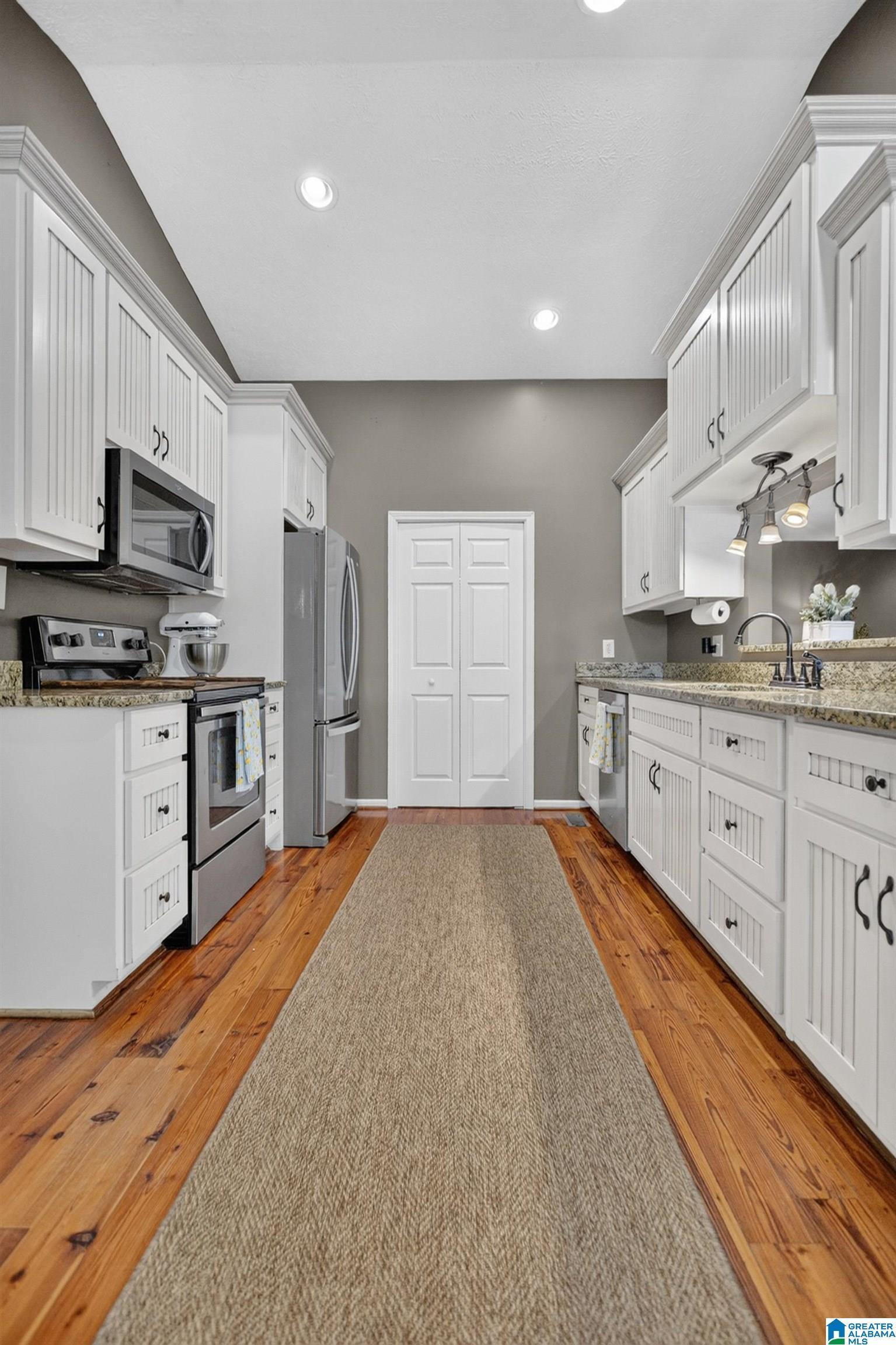 Image 4: Kitchen