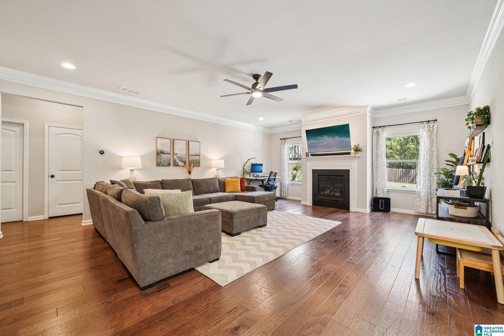 Image 3: Living Room