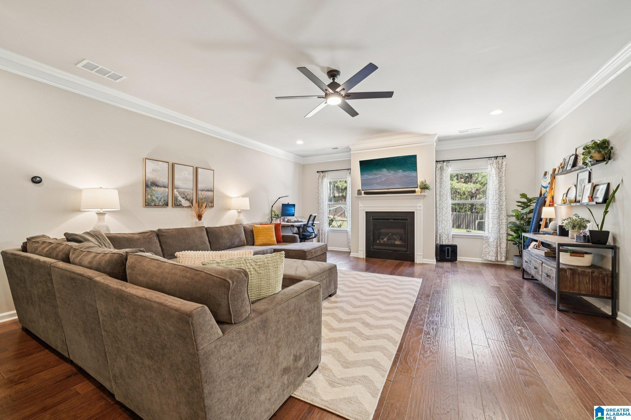 Image 4: Living Room