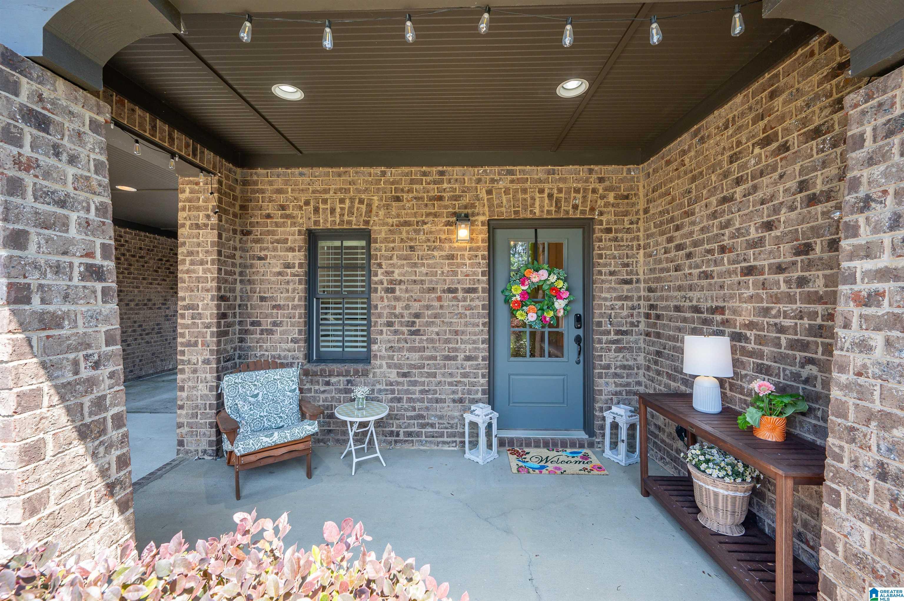 Image 3: Covered Front Porch!
