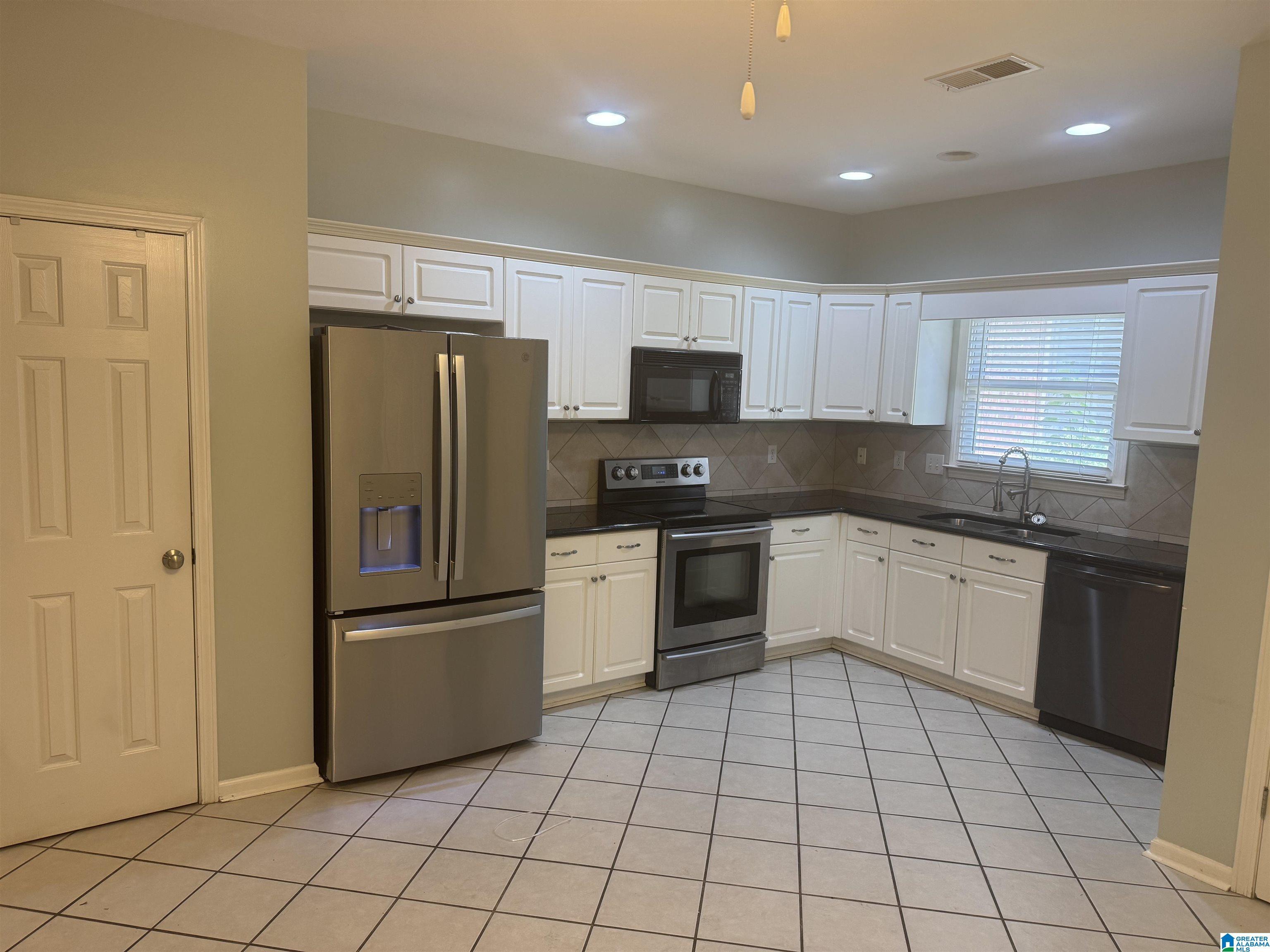 Image 4: Kitchen