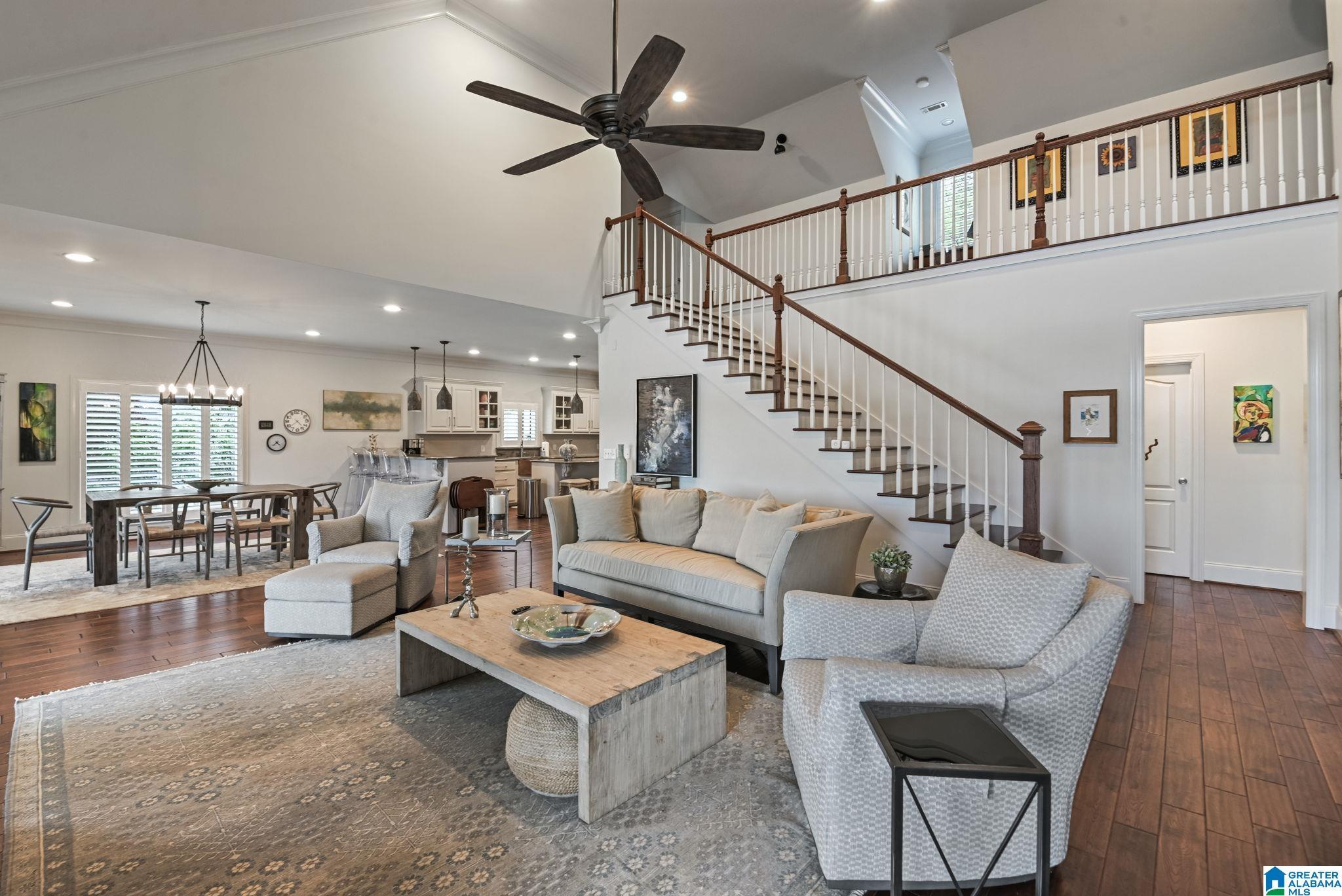 Image 4: Living Room