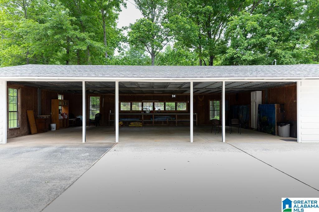 Image 4: 3 bay garage & workshop
