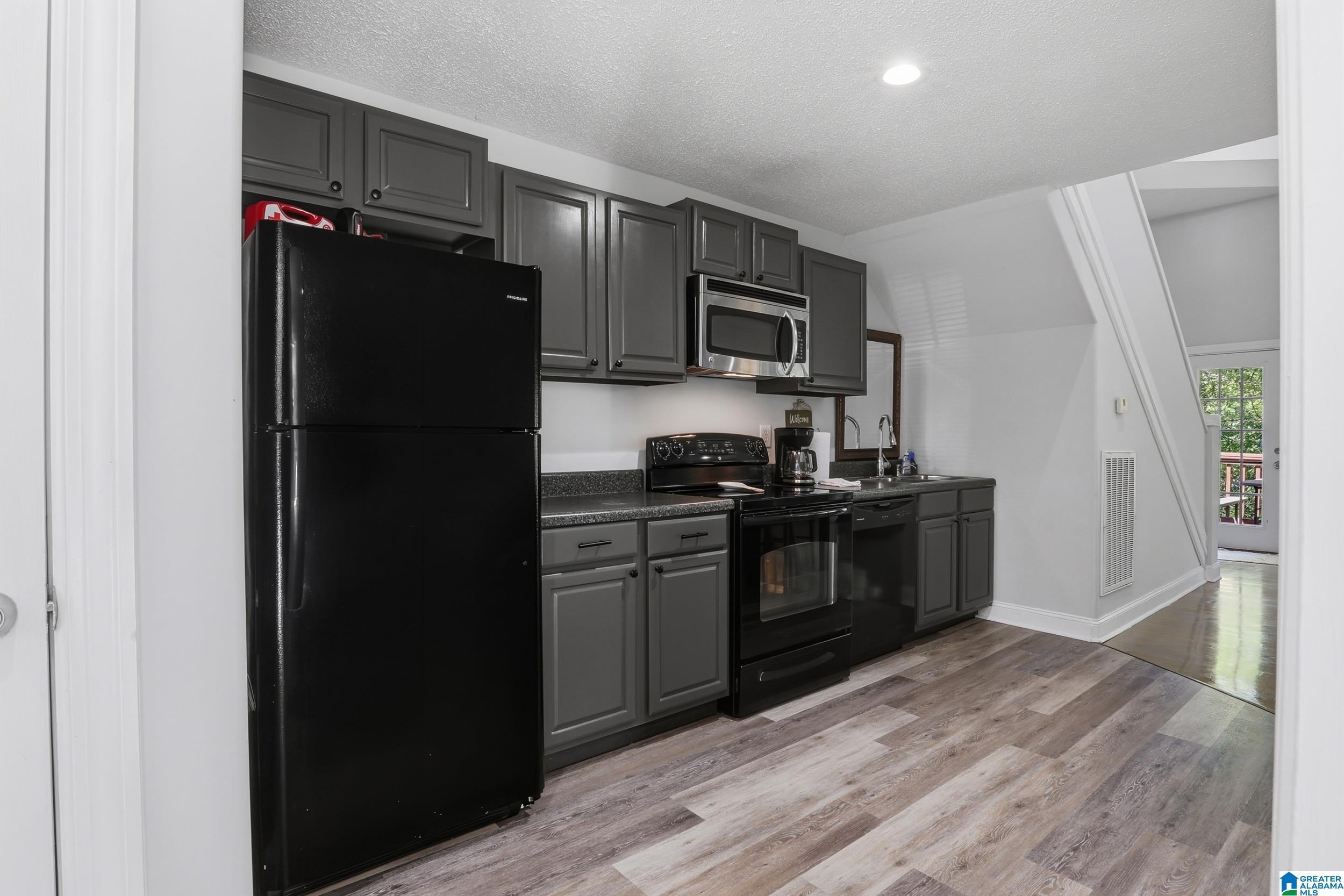 Image 4: Kitchen
