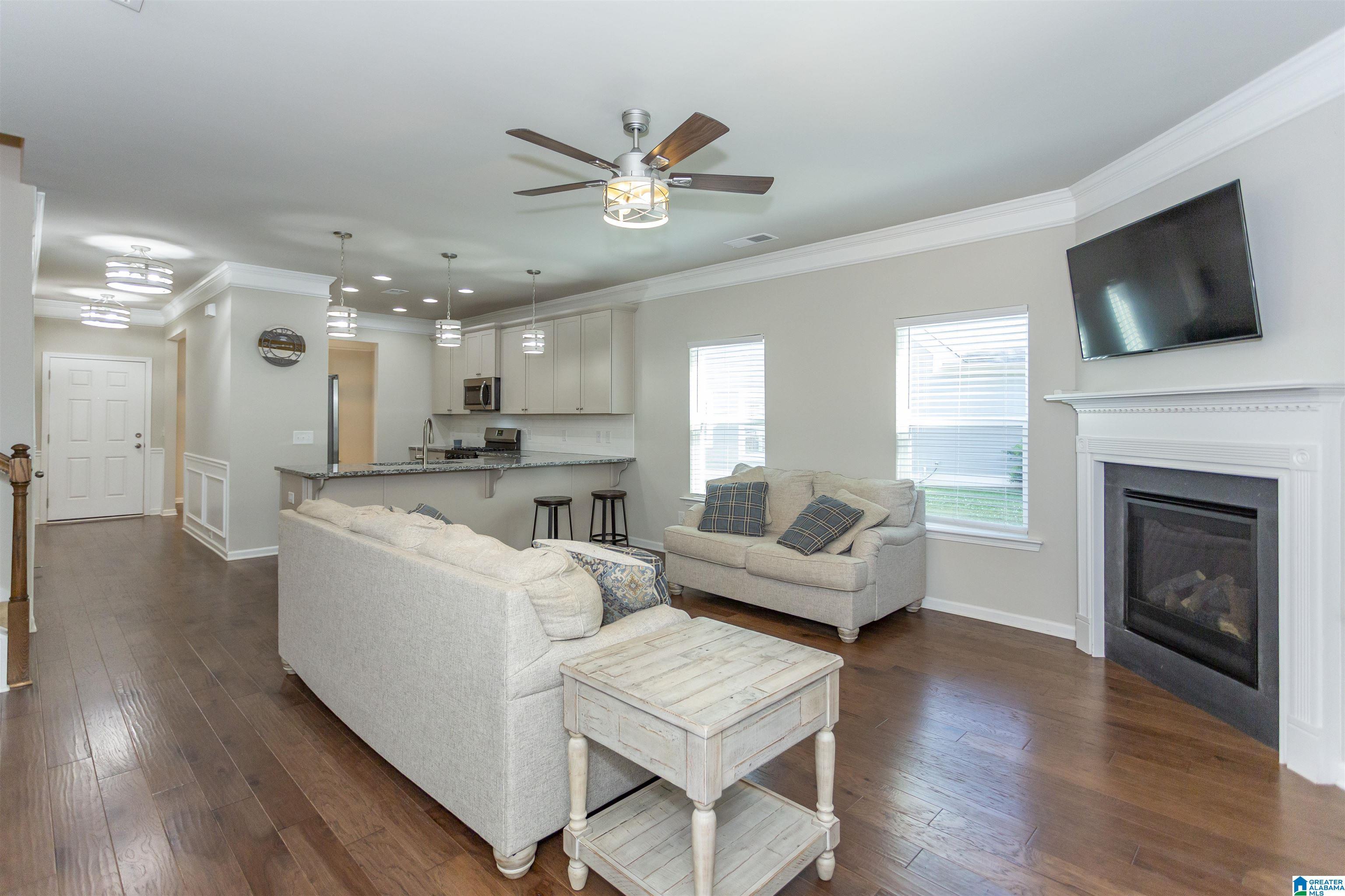 Image 3: Living Room
