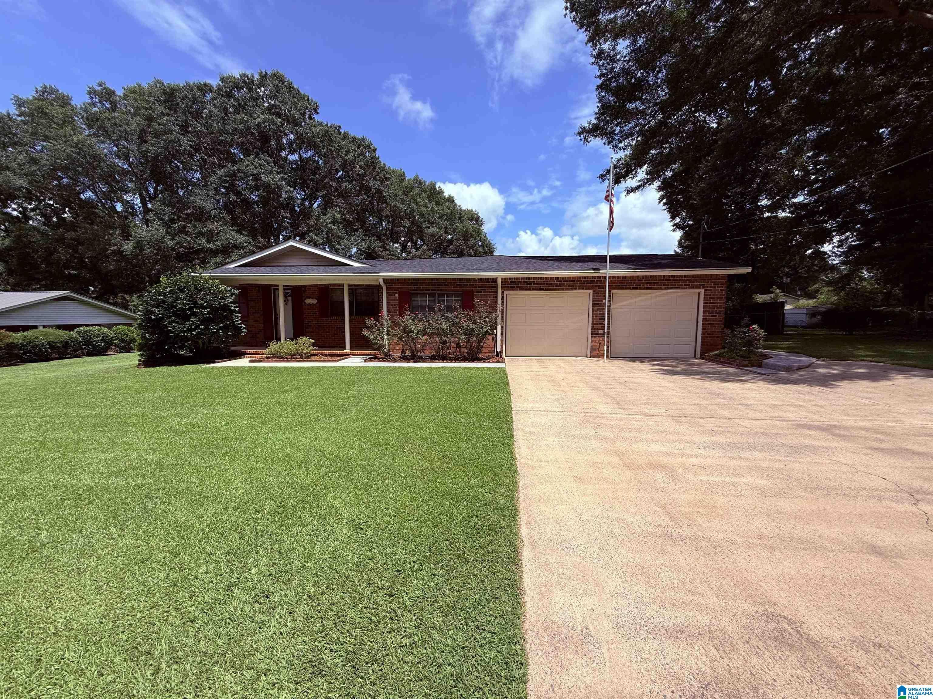 Image 3: Large driveway with rv hook up on side