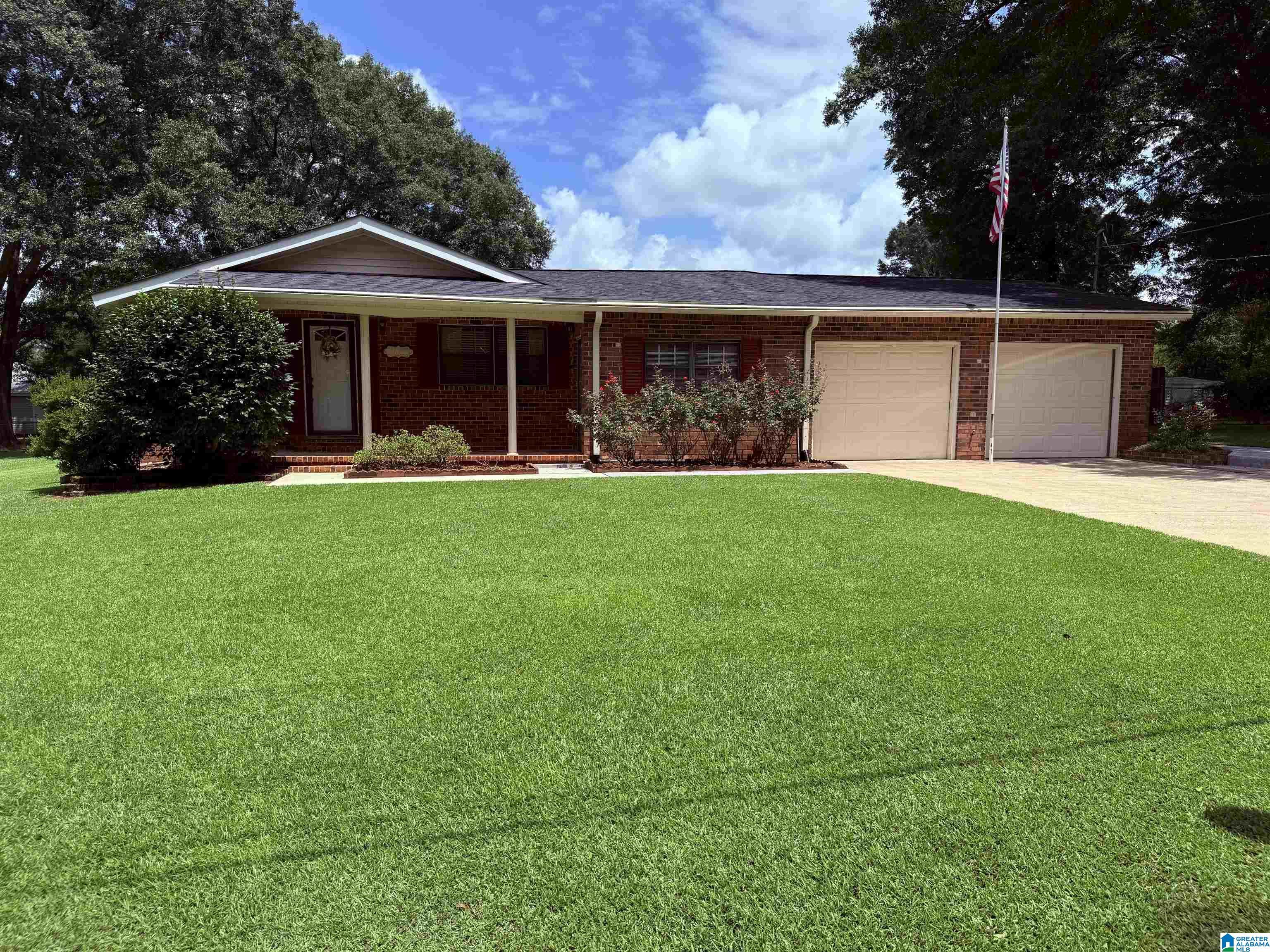 Image 4: Big 2 car garage