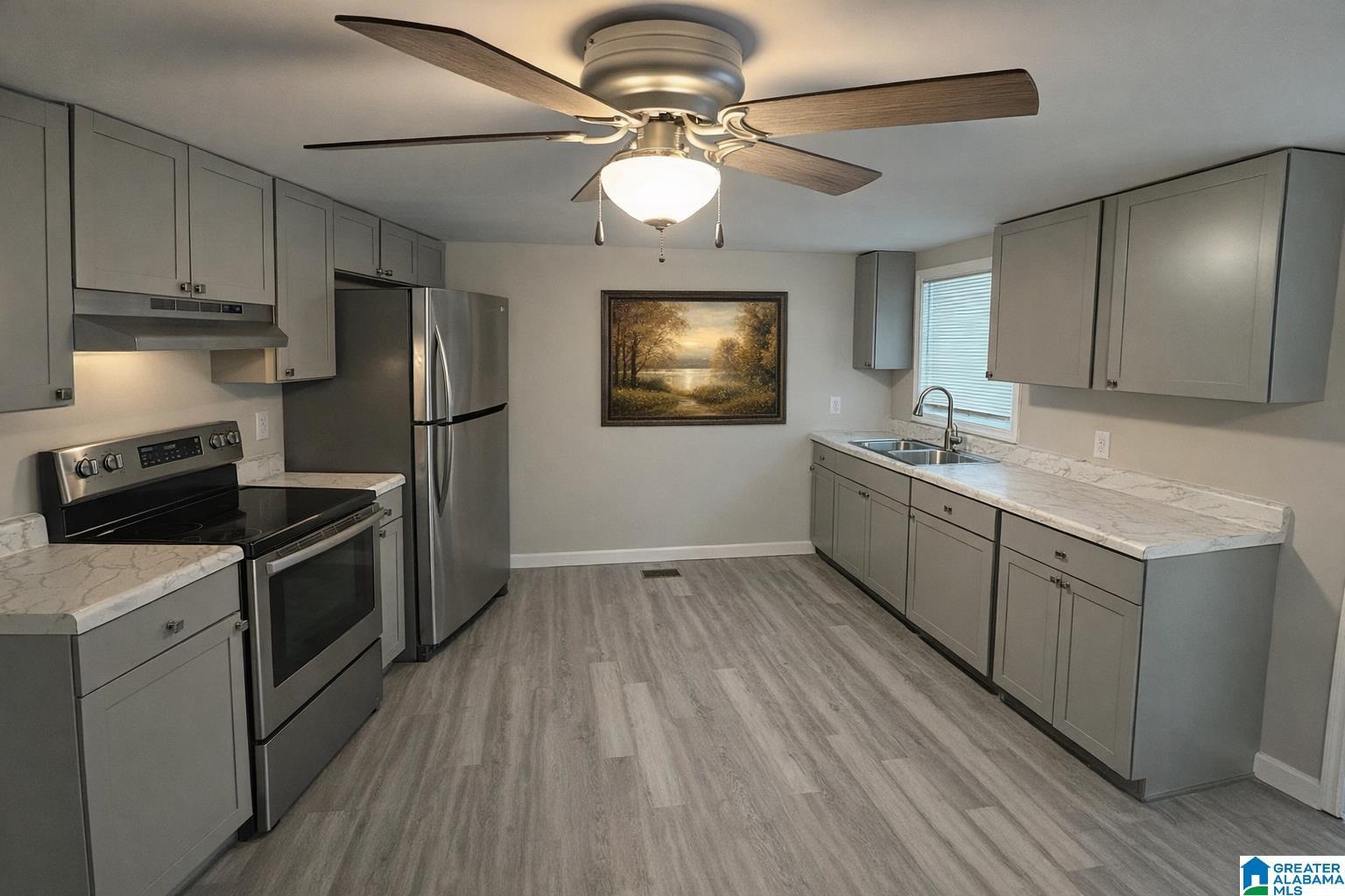 Image 4: Kitchen