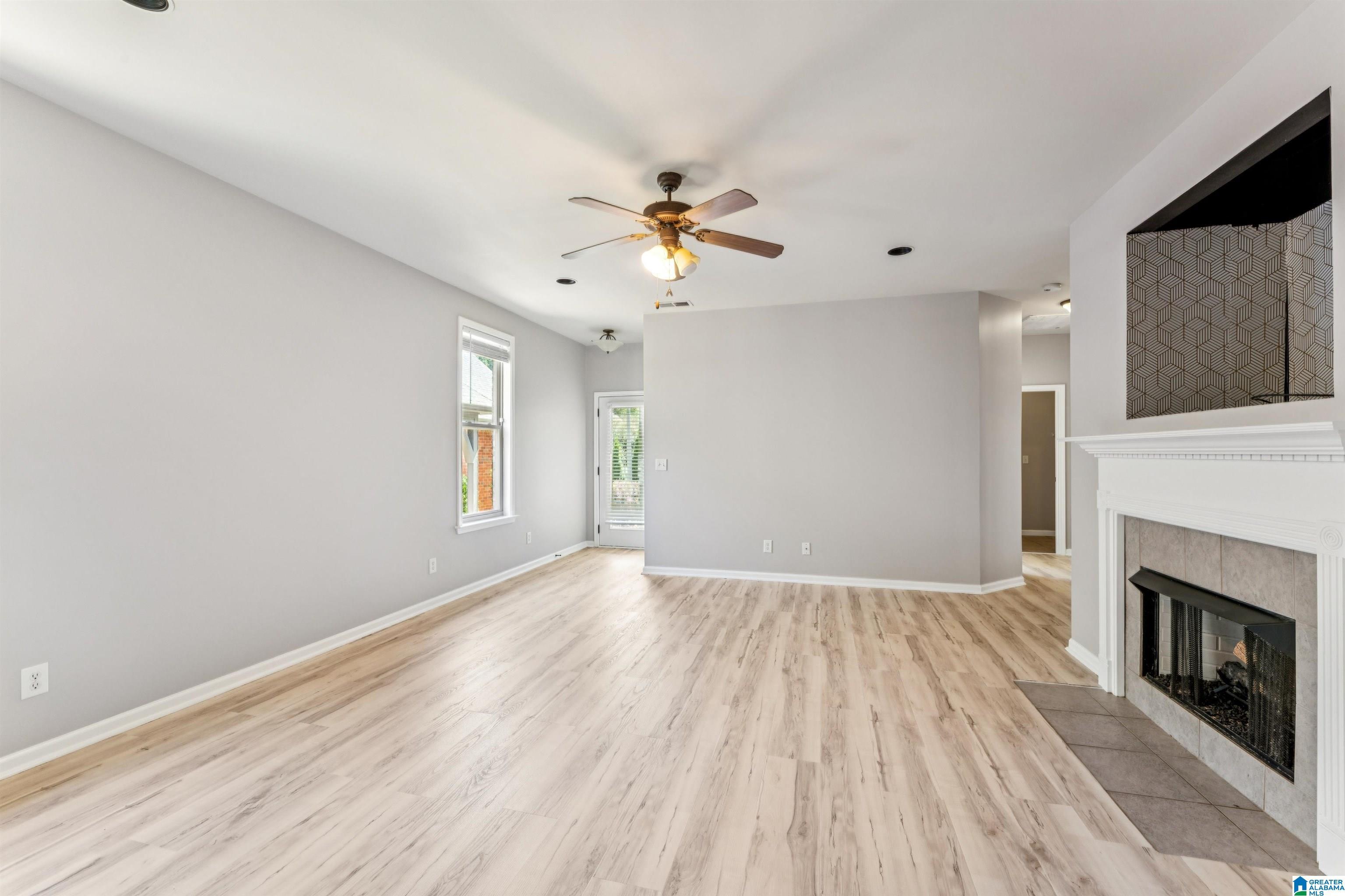 Image 3: Living Room