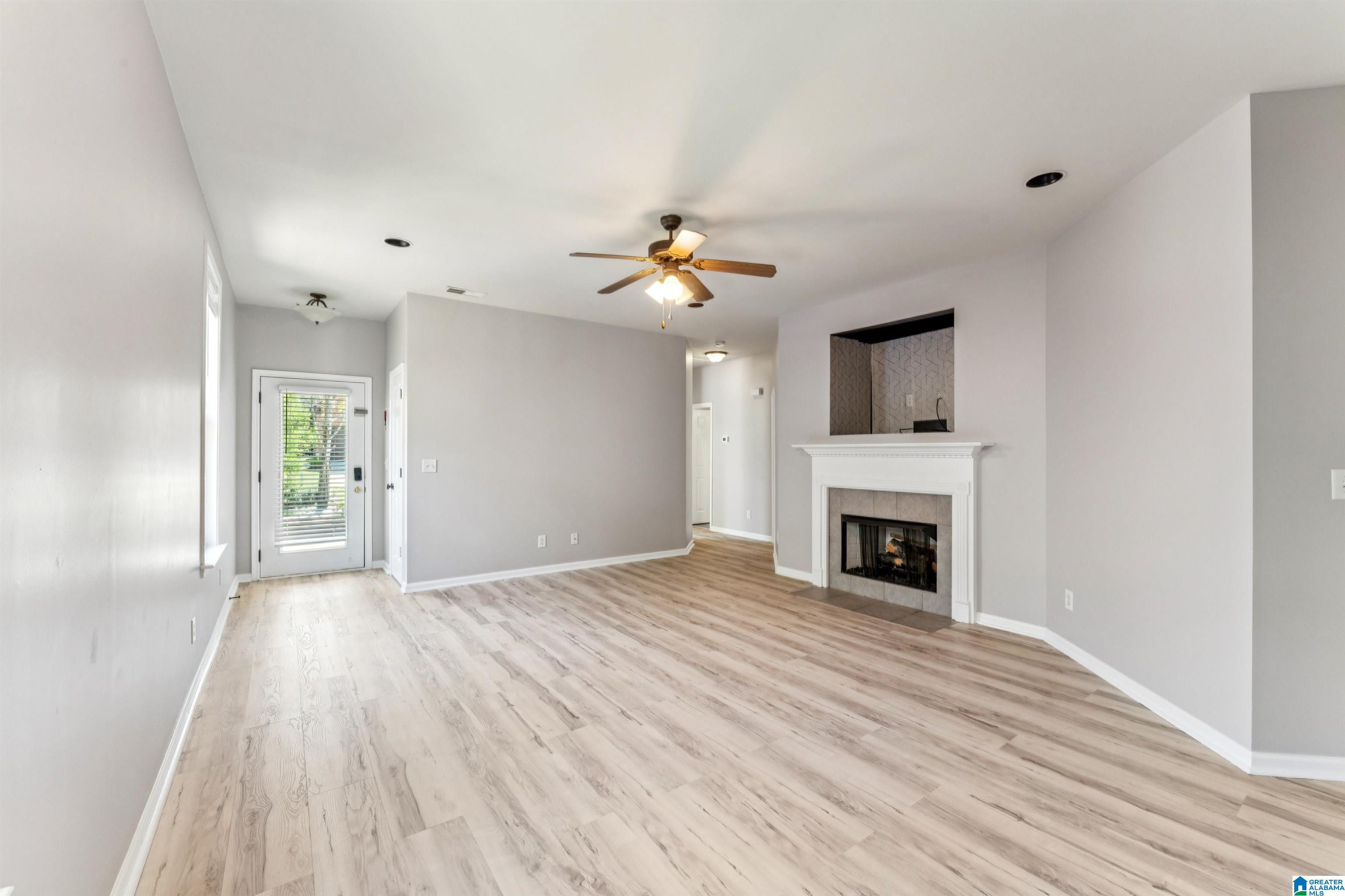 Image 4: Living Room