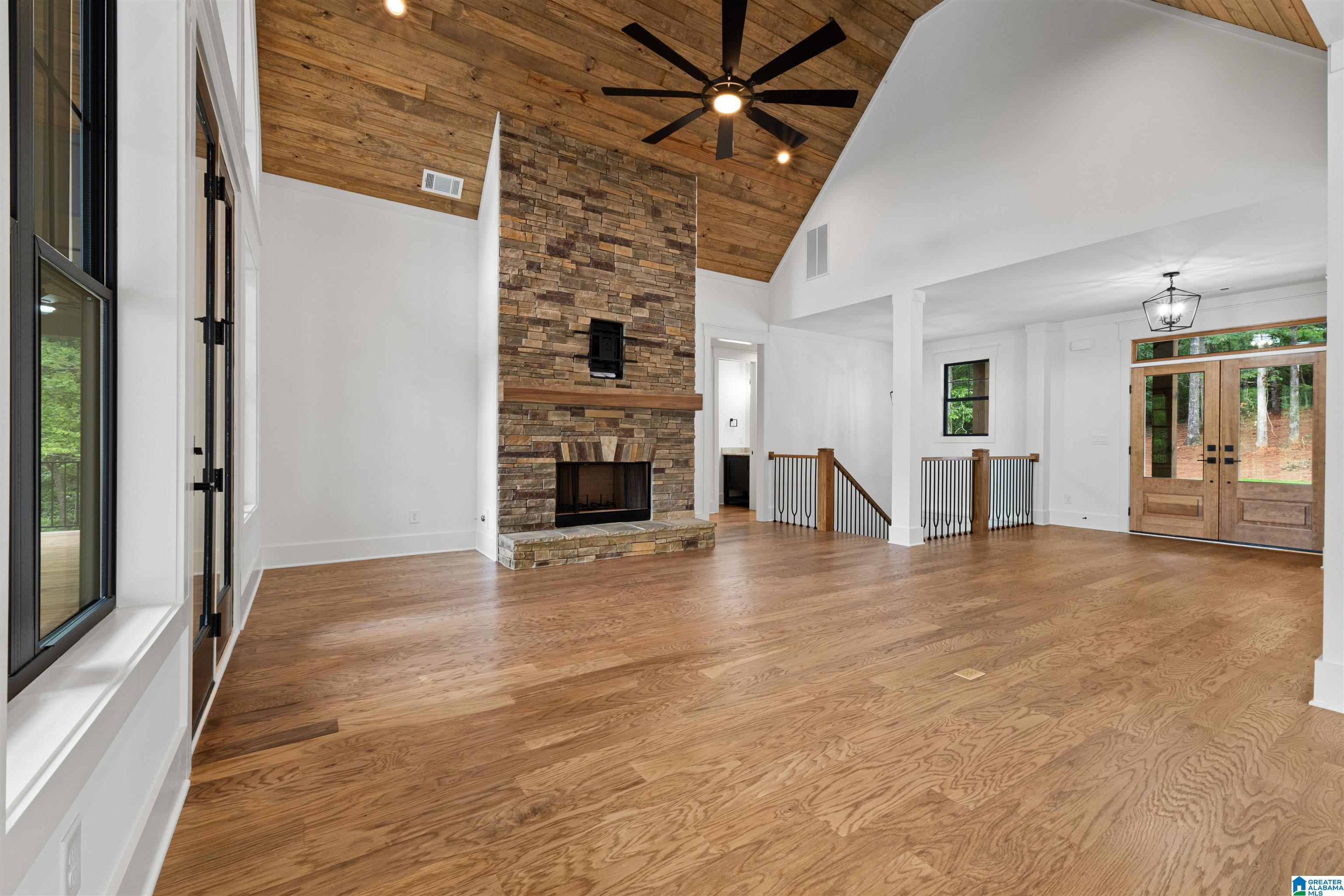 Image 4: Living Room