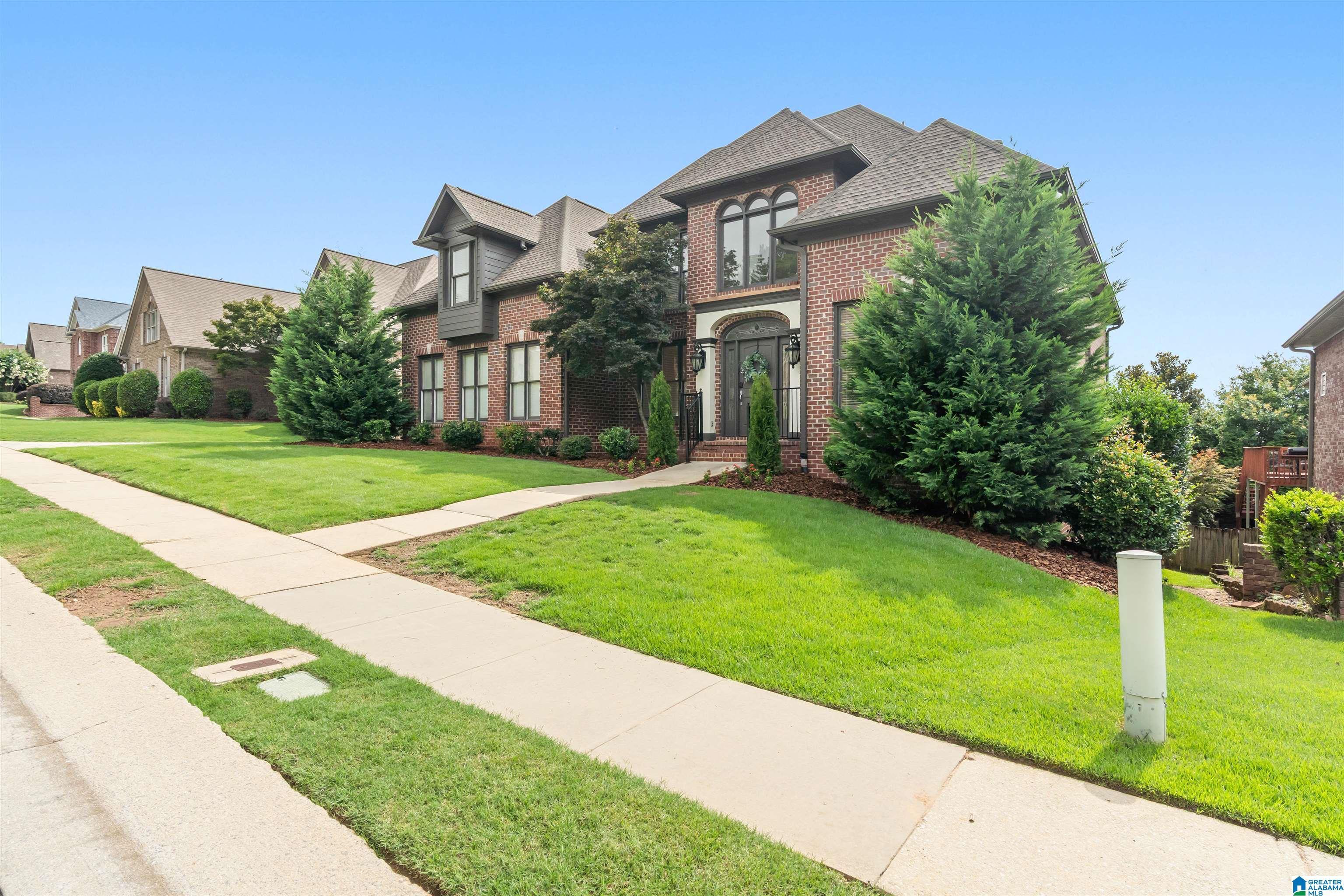 Image 2: Lake Crest is a sidewalk community w private lake