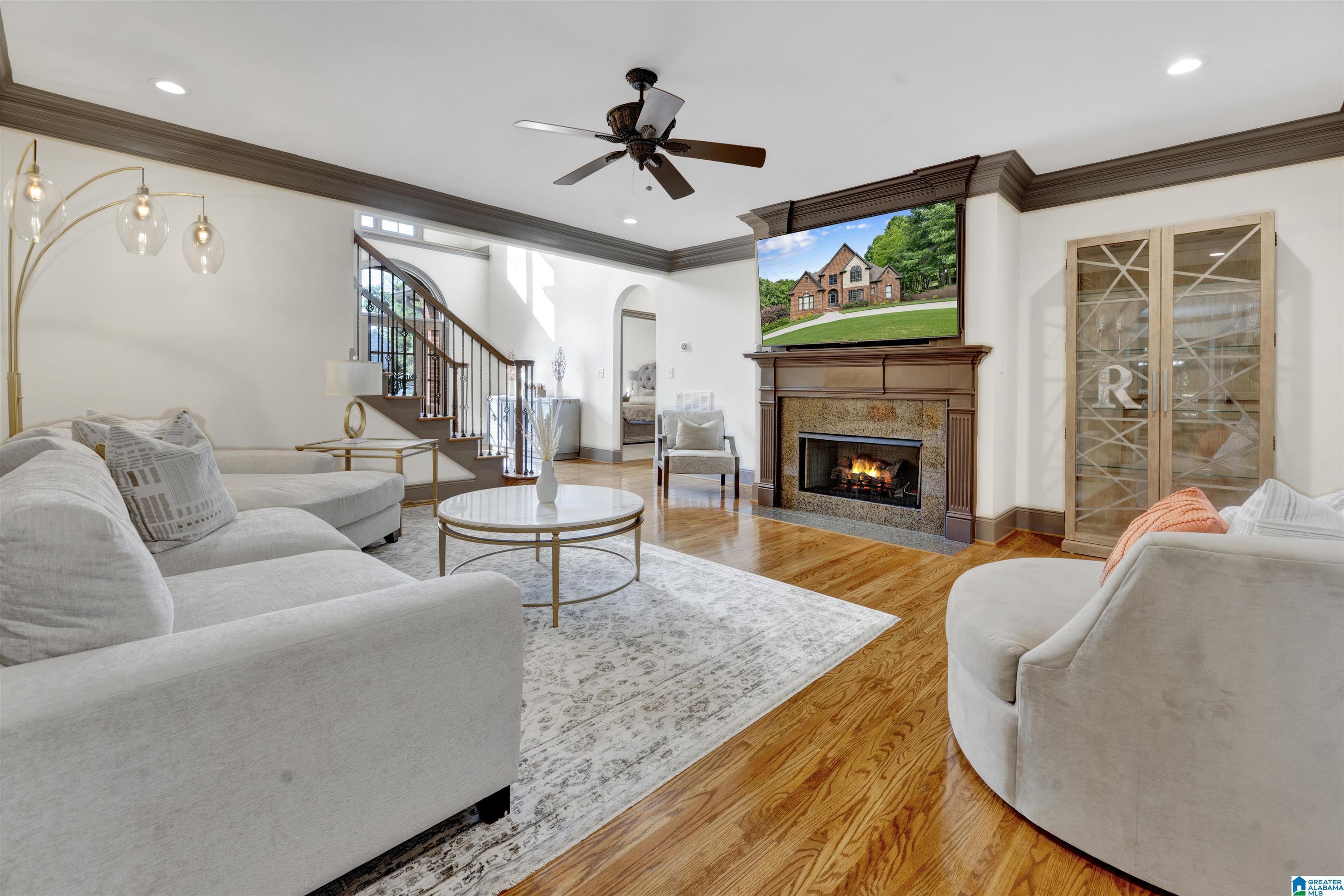 Image 3: Living Room