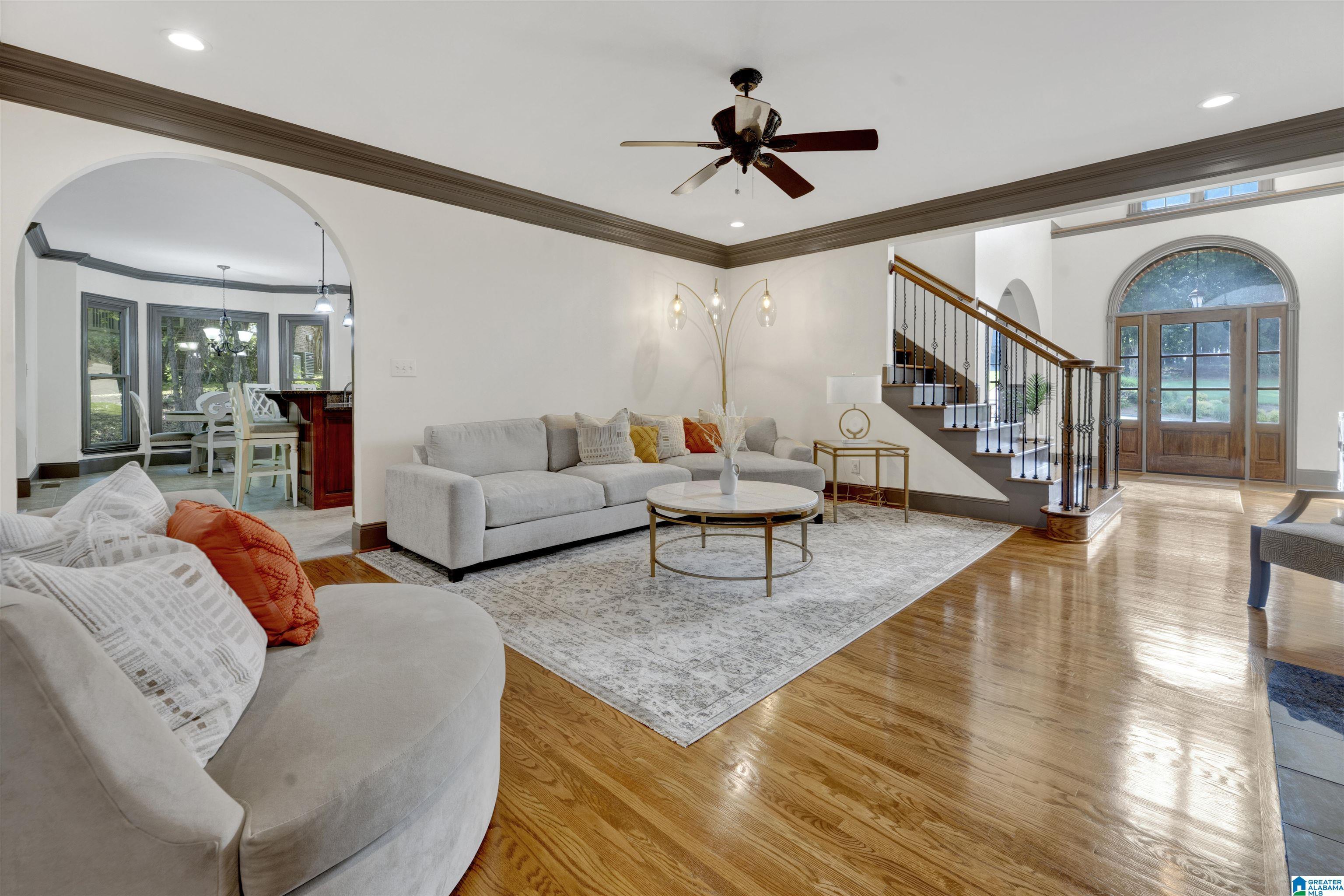 Image 4: Living Room