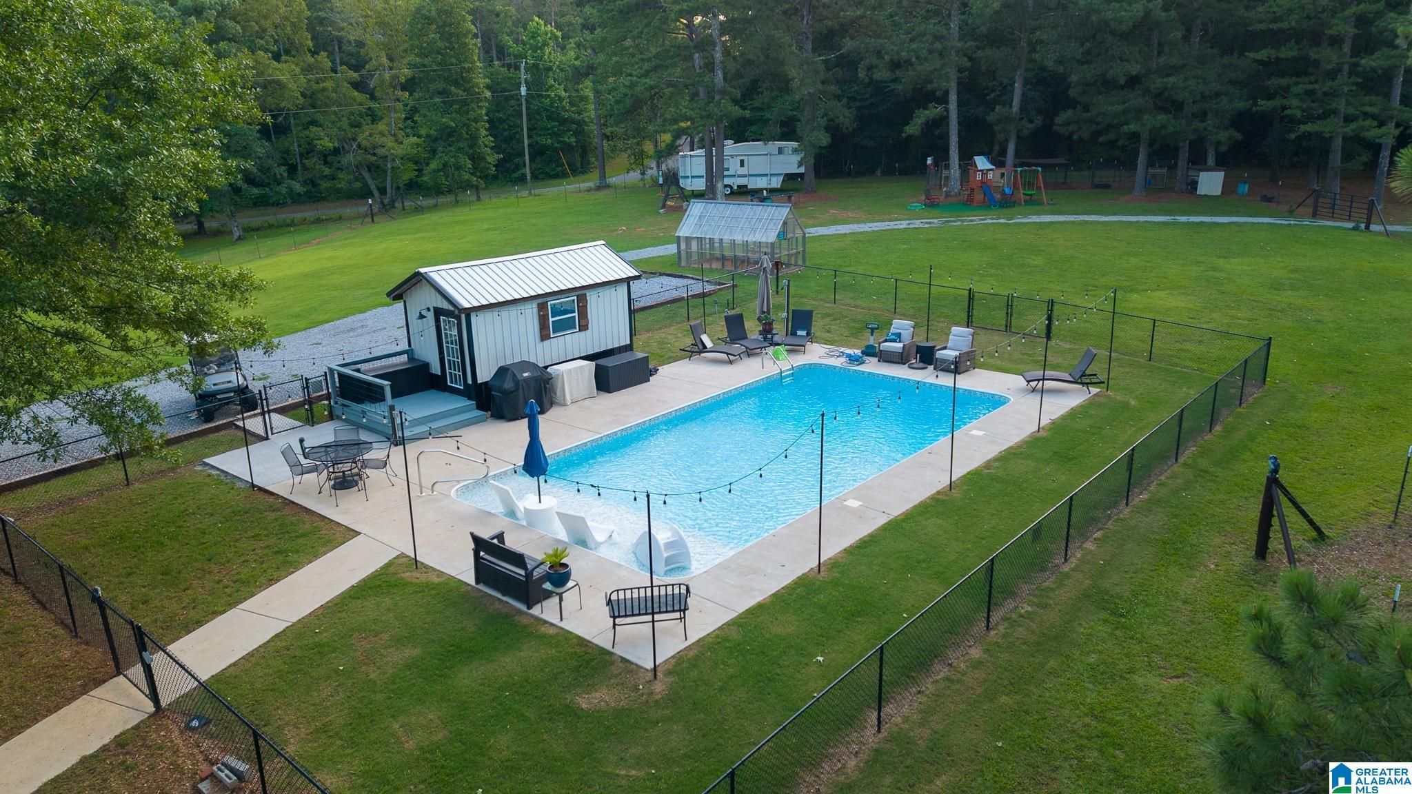 Image 3: Pool