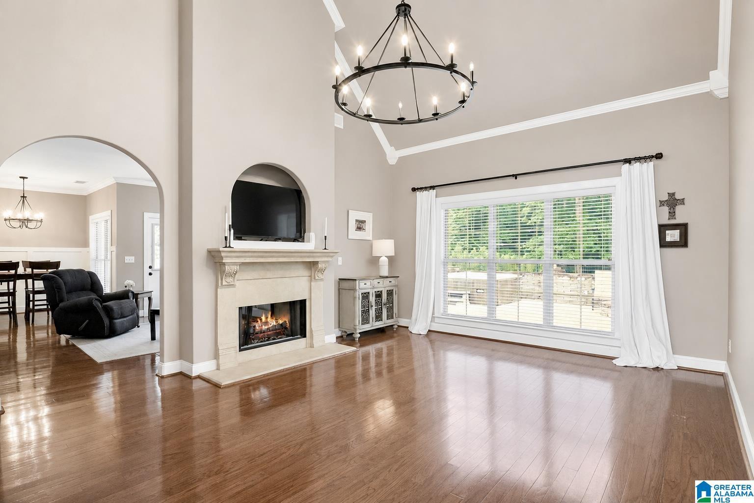 Image 4: Living Room
