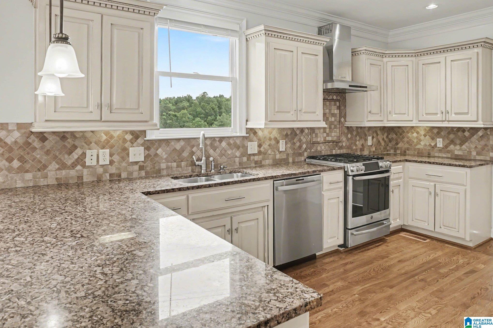 Image 3: Kitchen