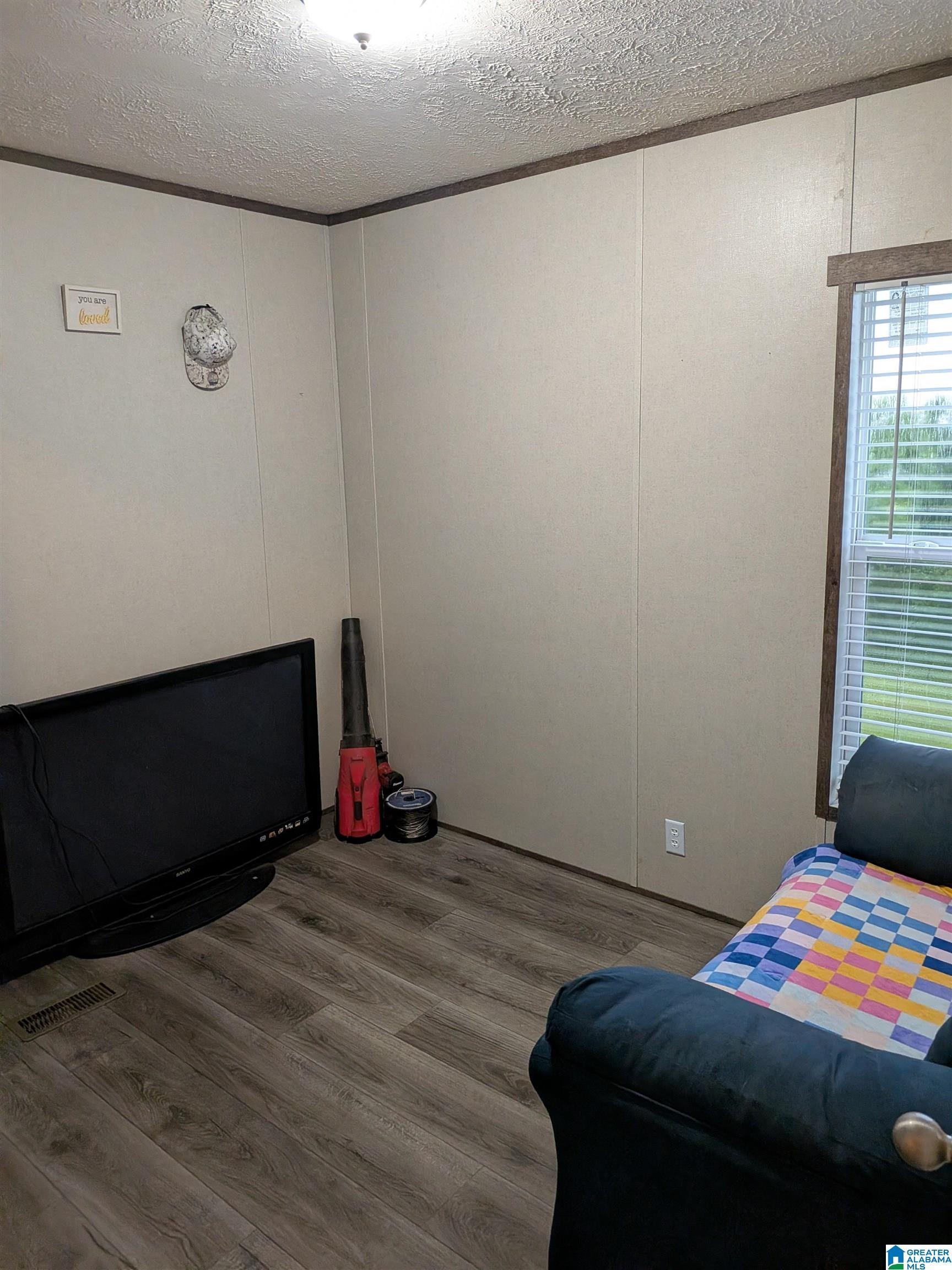 Image 4: Bedroom