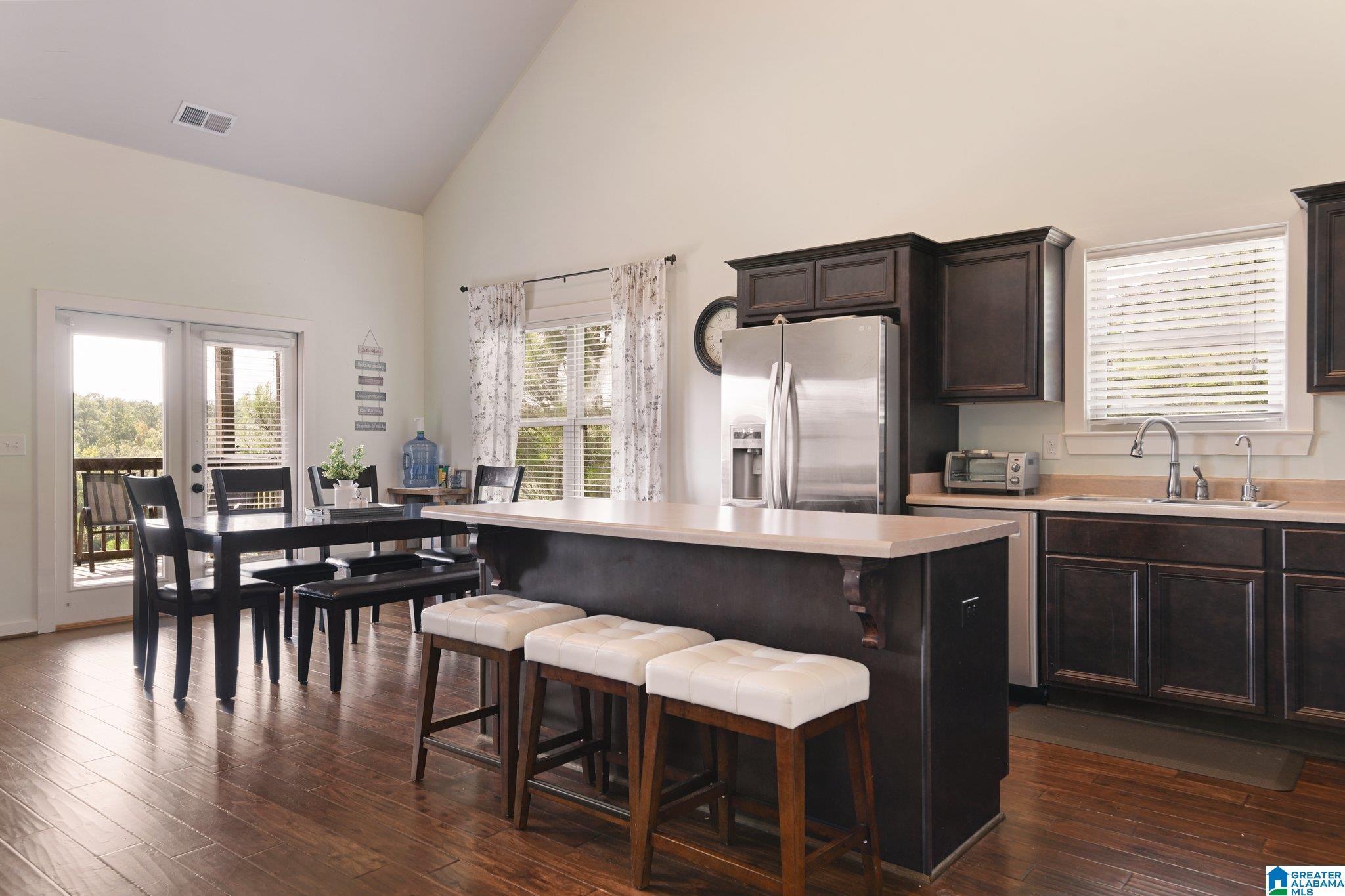 Image 4: Kitchen with open floorpan