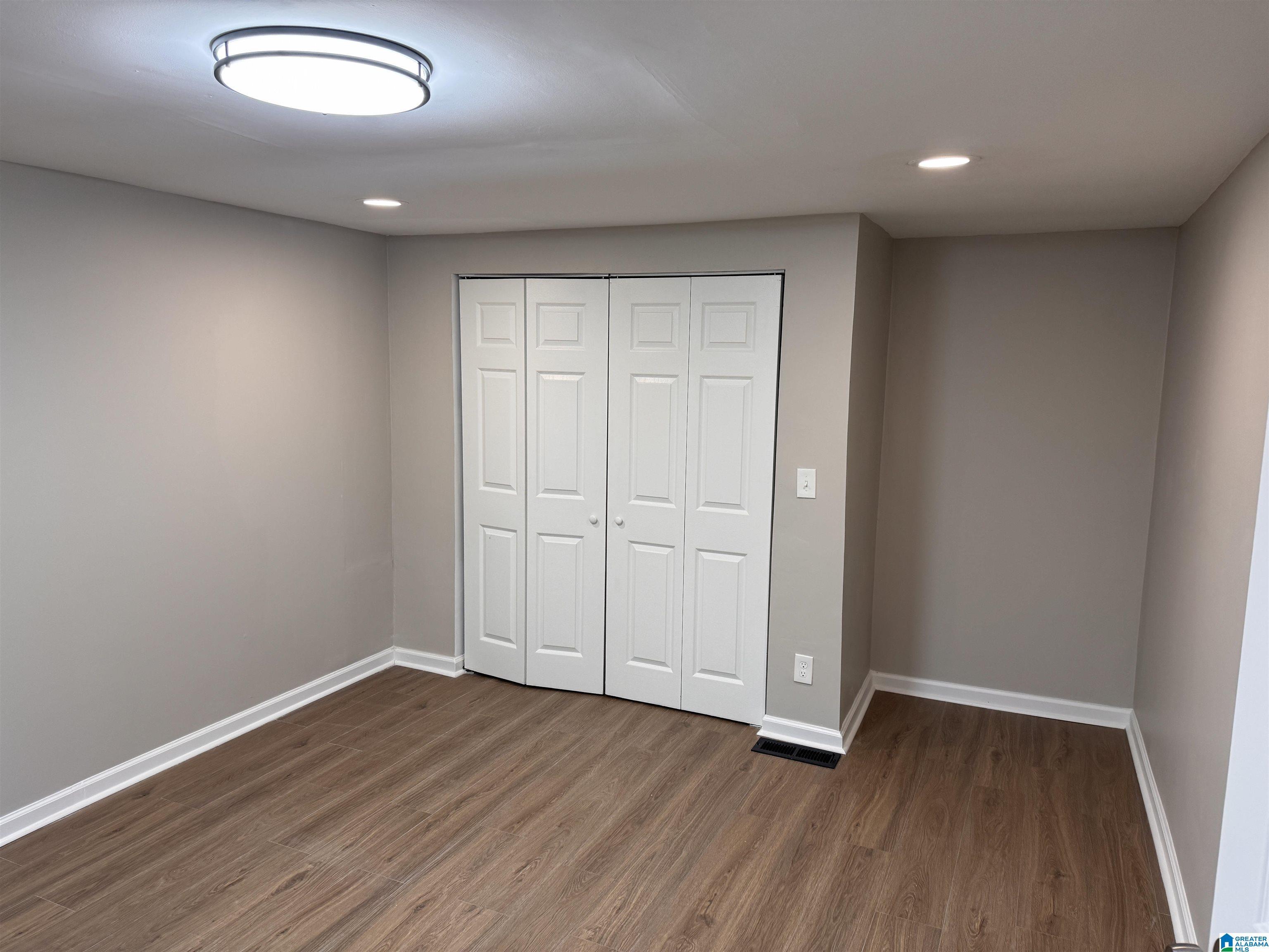 Image 3: Bedroom