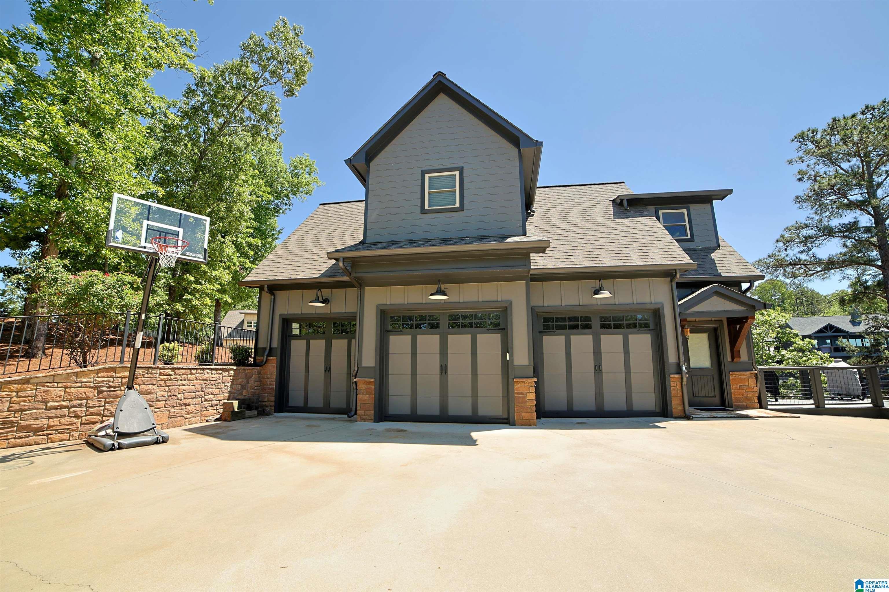 Image 3: 3 CAR GARAGE WITH APARTMENT