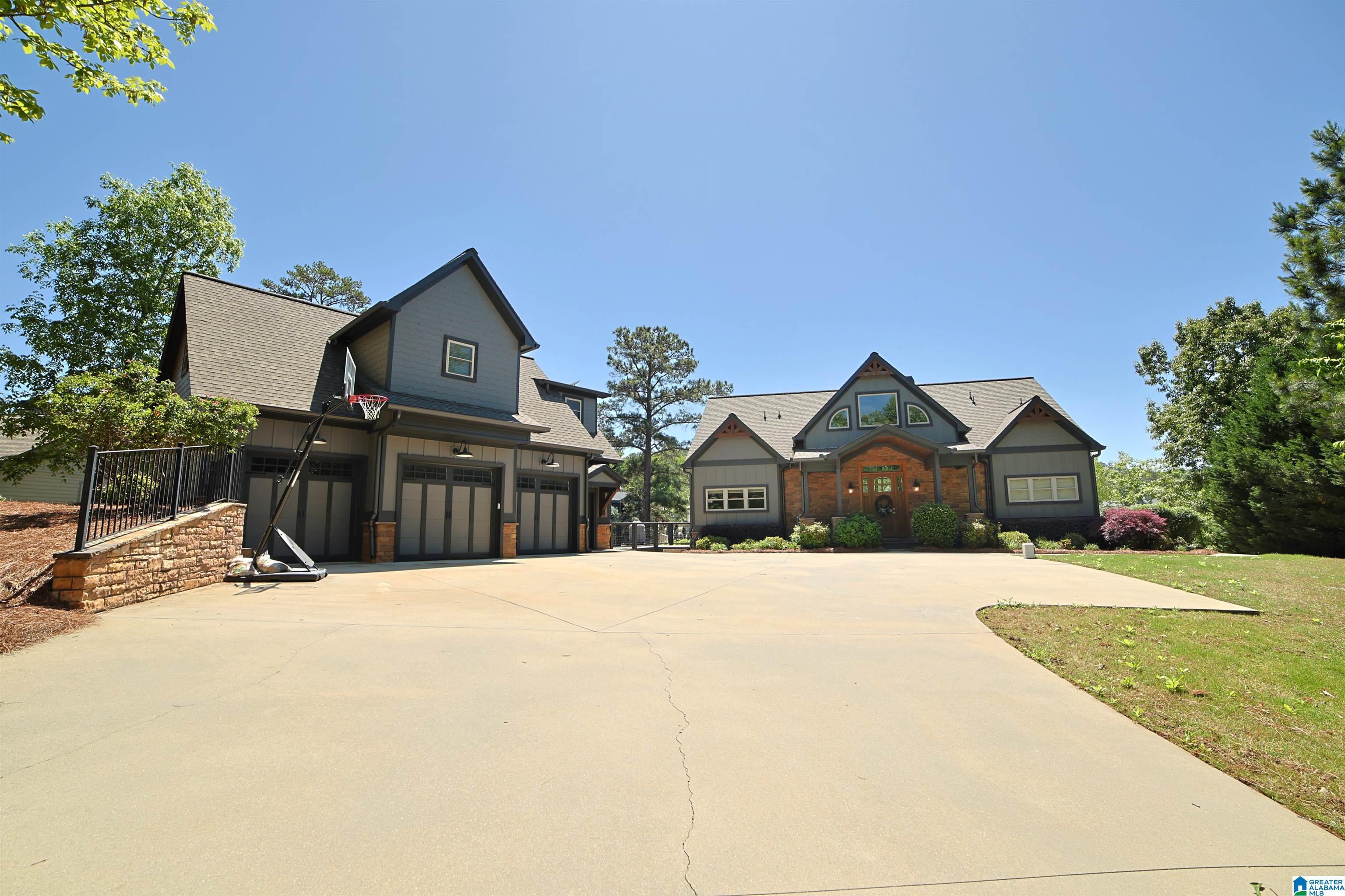 Image 4: STREET SIDE