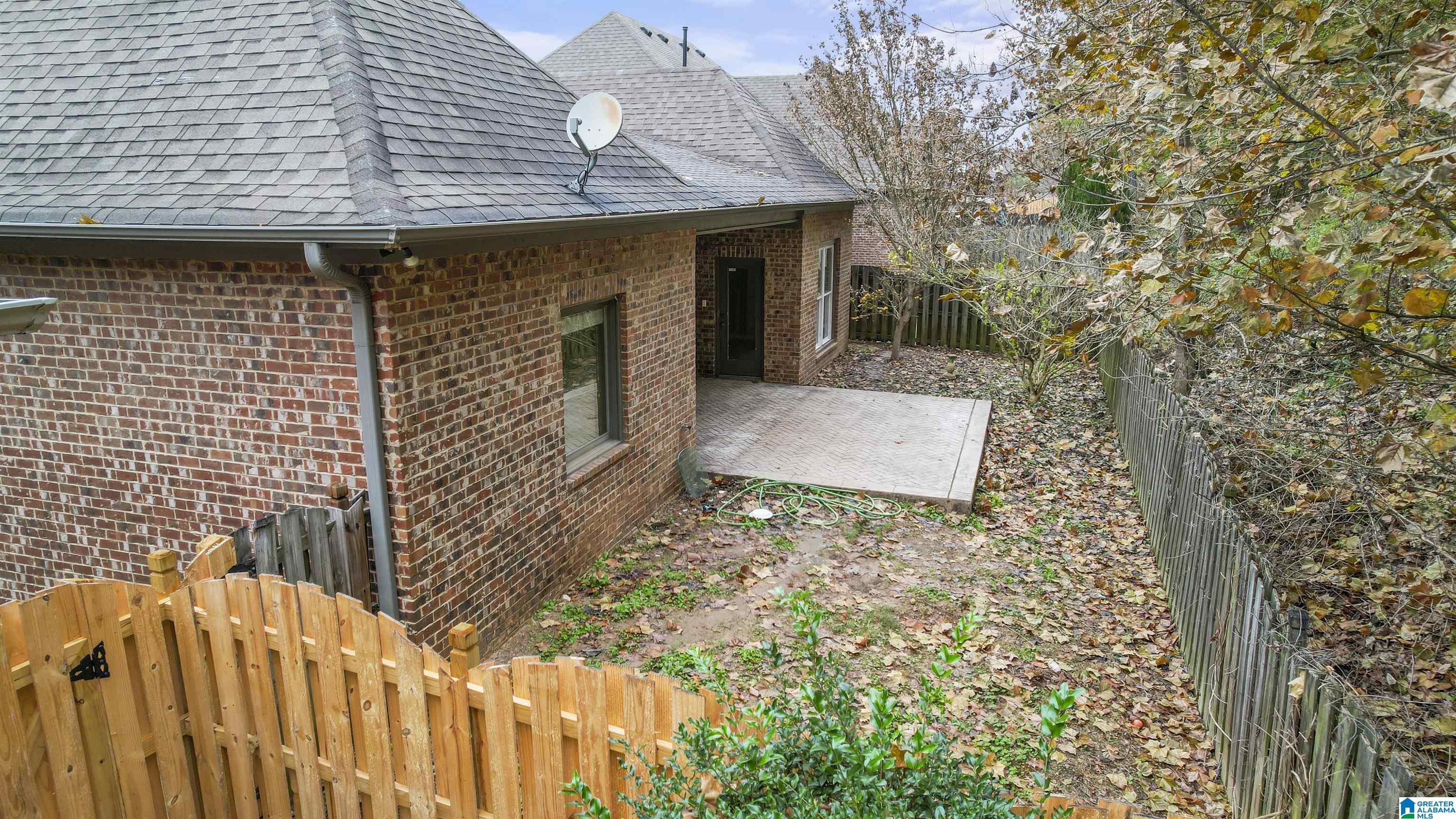 Image 3: Patio / Back Yard