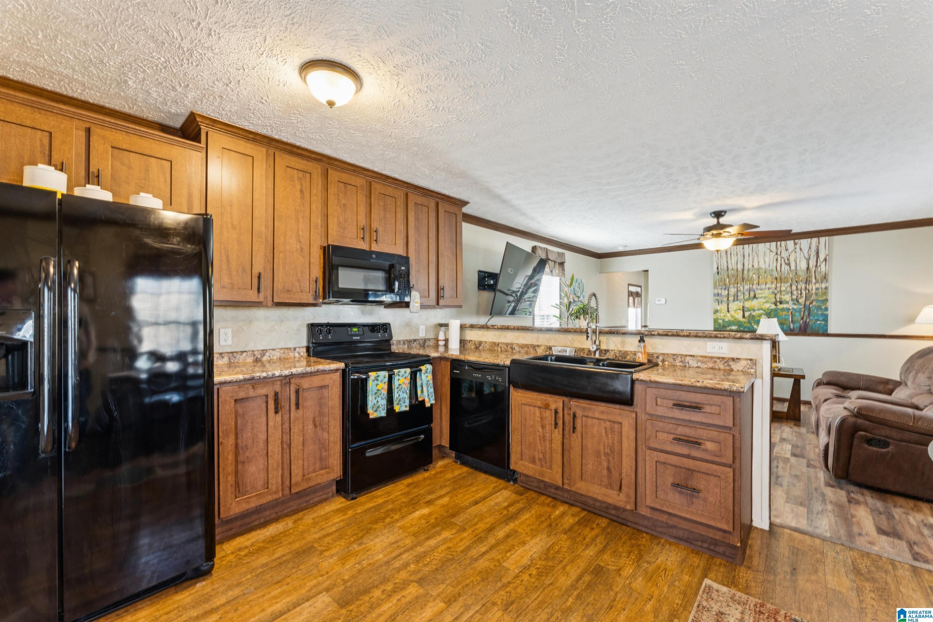 Image 4: Large kitchen for frying up the catch of the day!