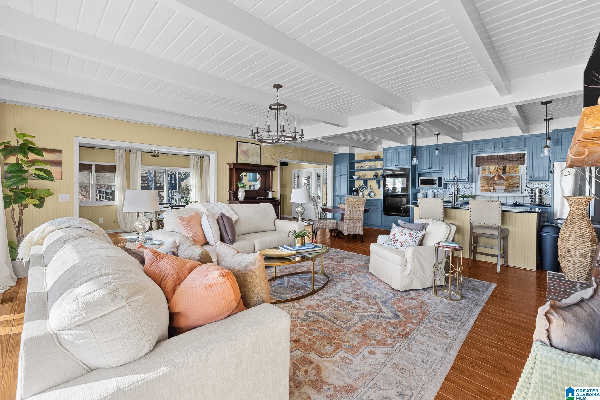 Image 4: Living Room