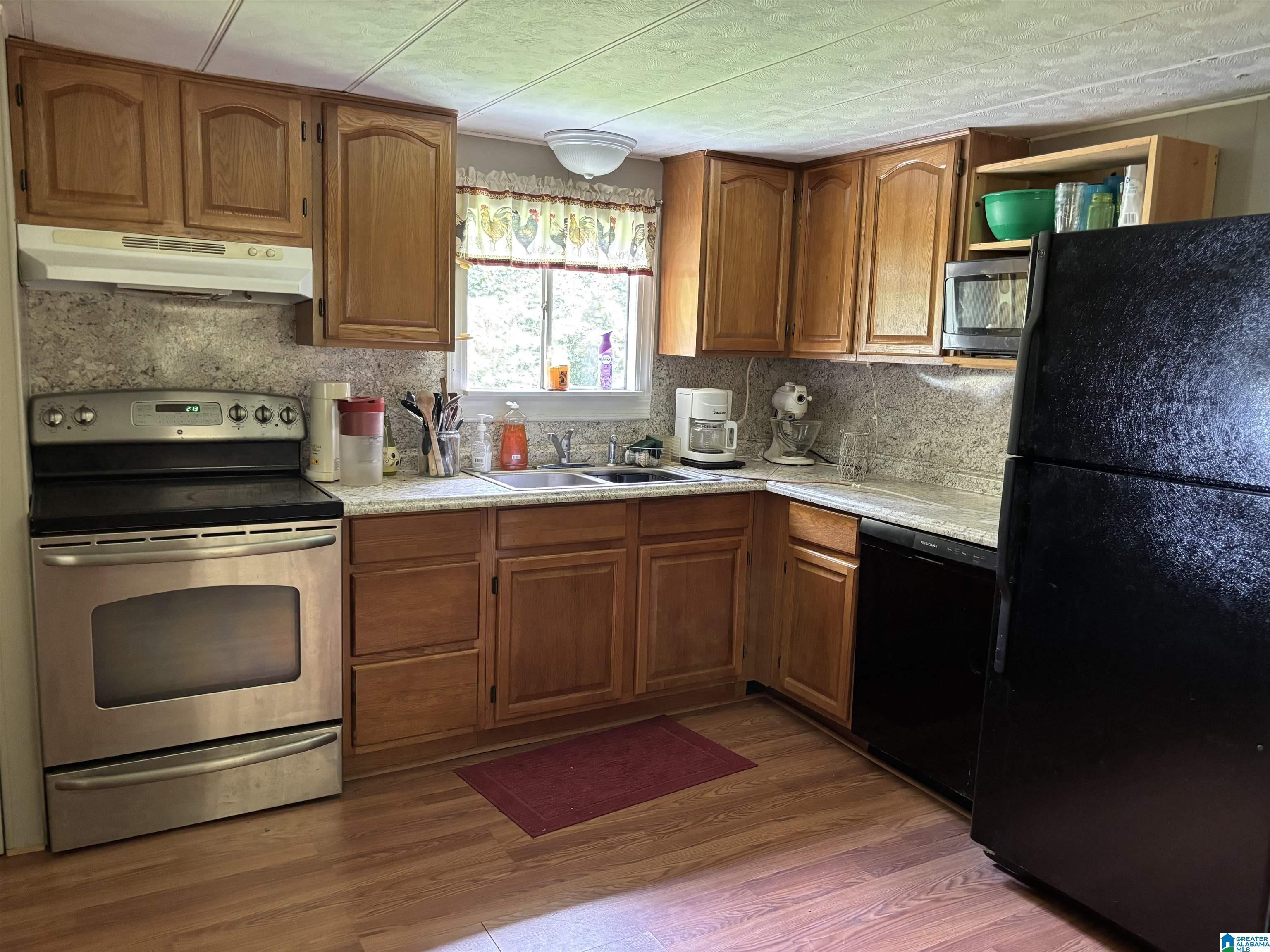 Image 4: Kitchen