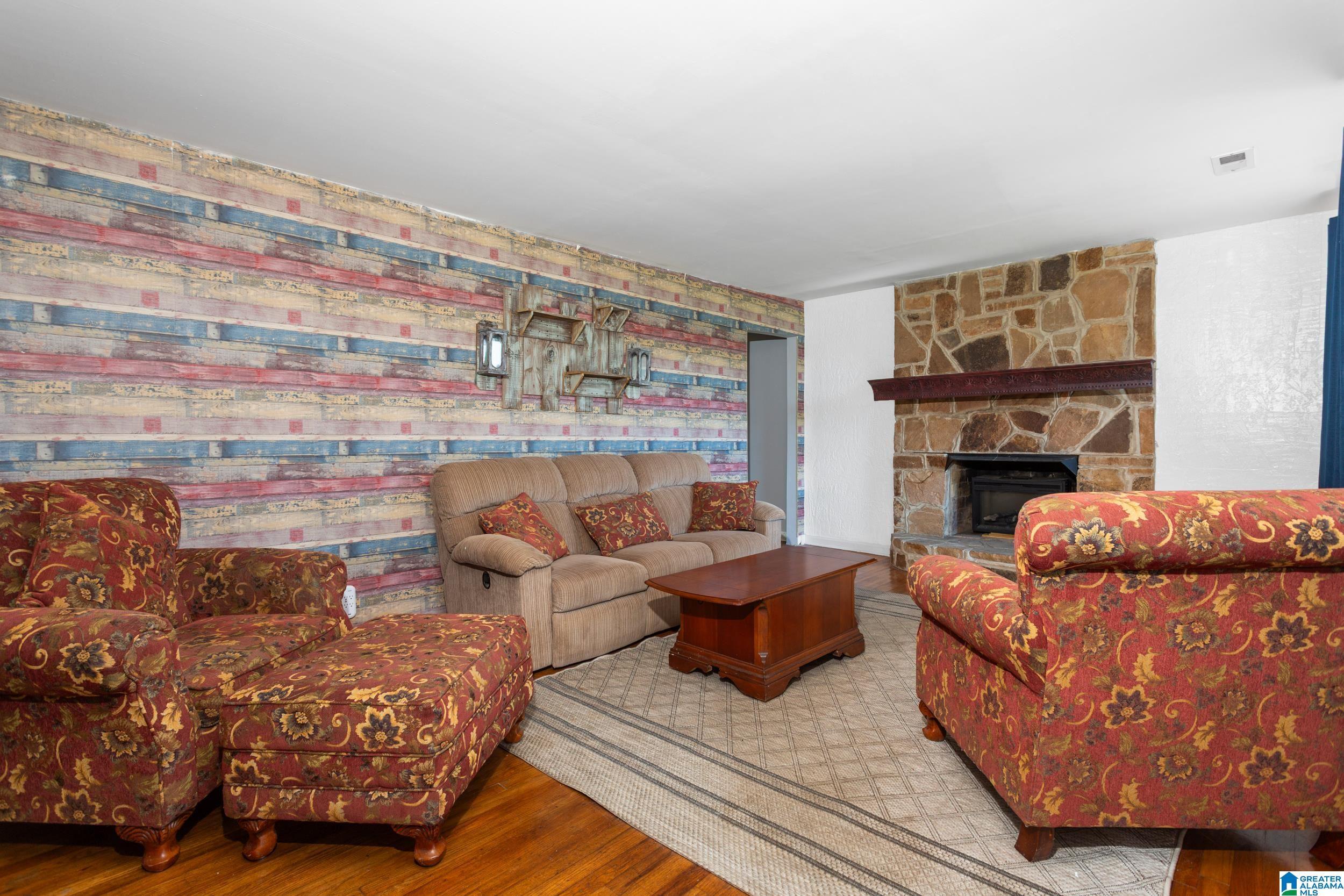 Image 4: Living Room