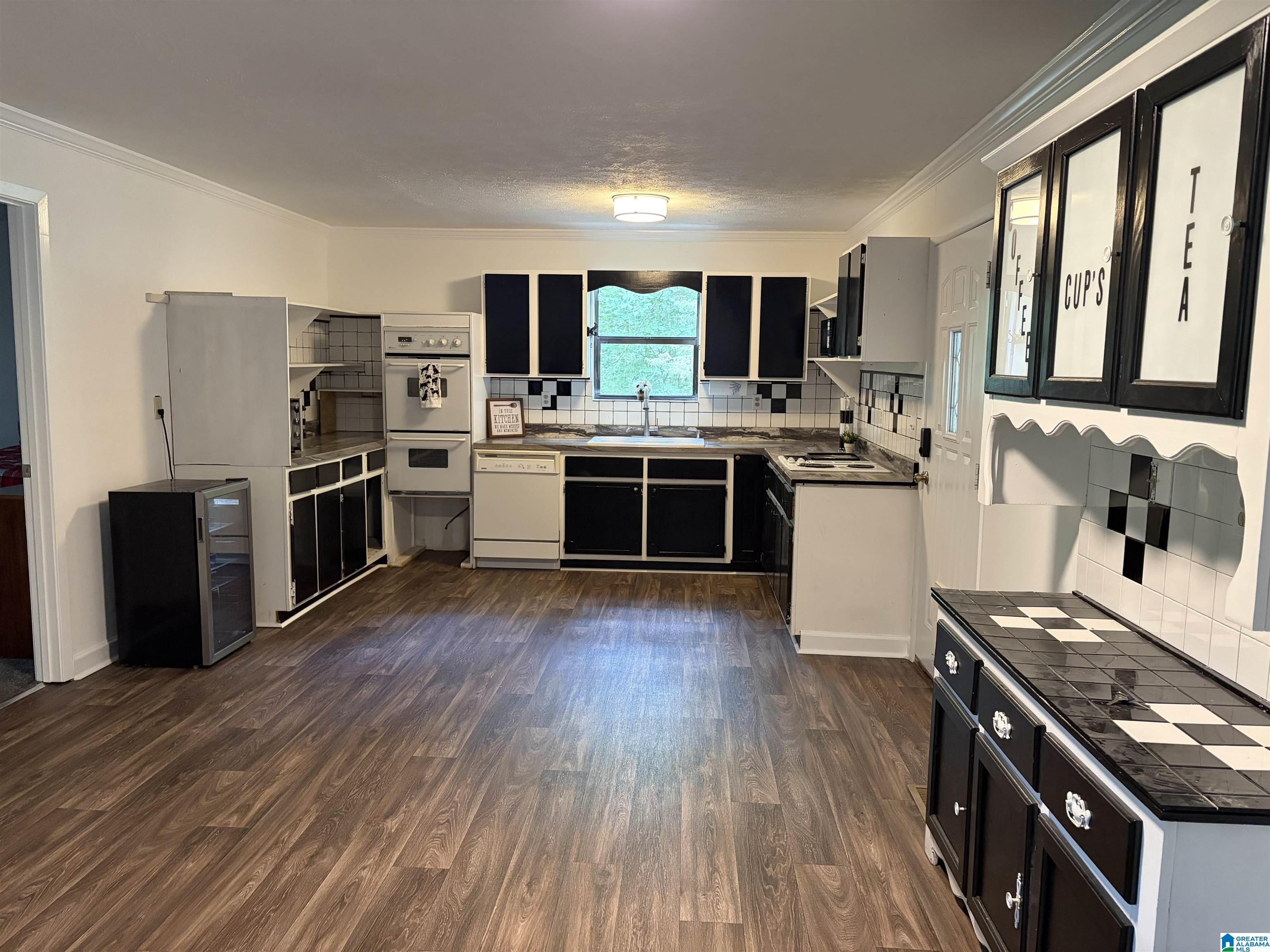 Image 1: Kitchen